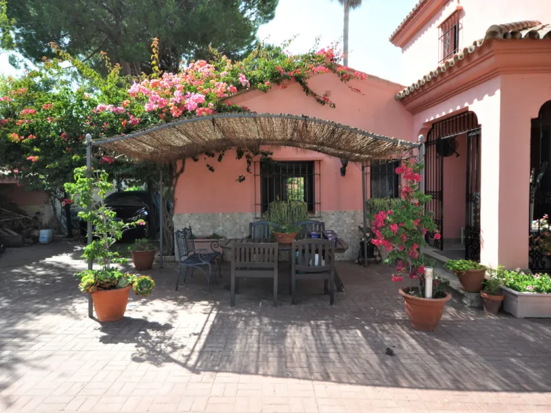 House - Detached Villa в продаже в Casares, Málaga. В доме 4 спален и 3 ванных комнат. Площадь дома 310 м². Площадь участка 2200 м²