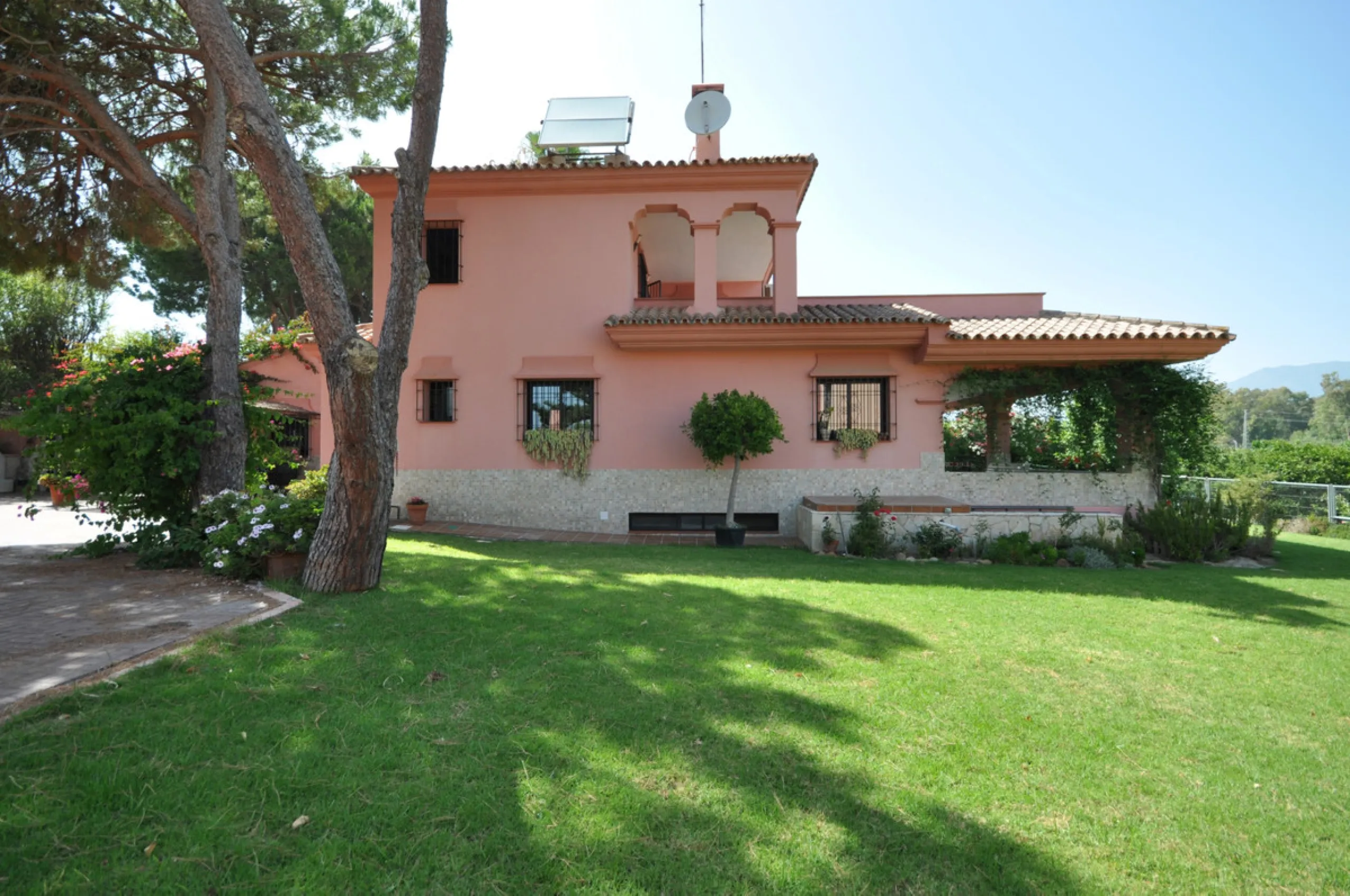 House - Detached Villa в продаже в Casares, Málaga. В доме 4 спален и 3 ванных комнат. Площадь дома 310 м². Площадь участка 2200 м²
