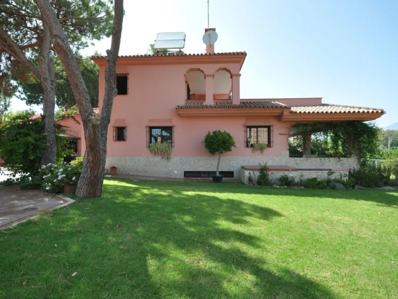 House - Detached Villa в продаже в Casares, Málaga. В доме 4 спален и 3 ванных комнат. Площадь дома 310 м². Площадь участка 2200 м²