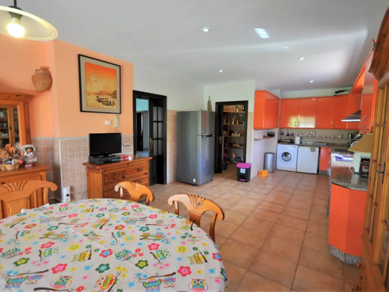 House - Detached Villa в продаже в Casares, Málaga. В доме 4 спален и 3 ванных комнат. Площадь дома 310 м². Площадь участка 2200 м²