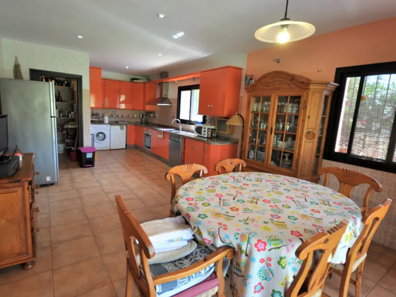 House - Detached Villa в продаже в Casares, Málaga. В доме 4 спален и 3 ванных комнат. Площадь дома 310 м². Площадь участка 2200 м²