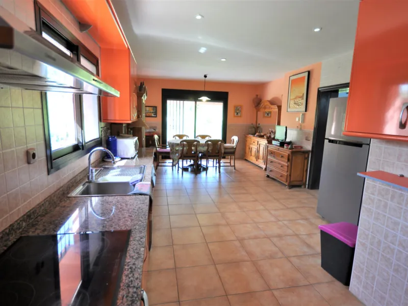 House - Detached Villa в продаже в Casares, Málaga. В доме 4 спален и 3 ванных комнат. Площадь дома 310 м². Площадь участка 2200 м²