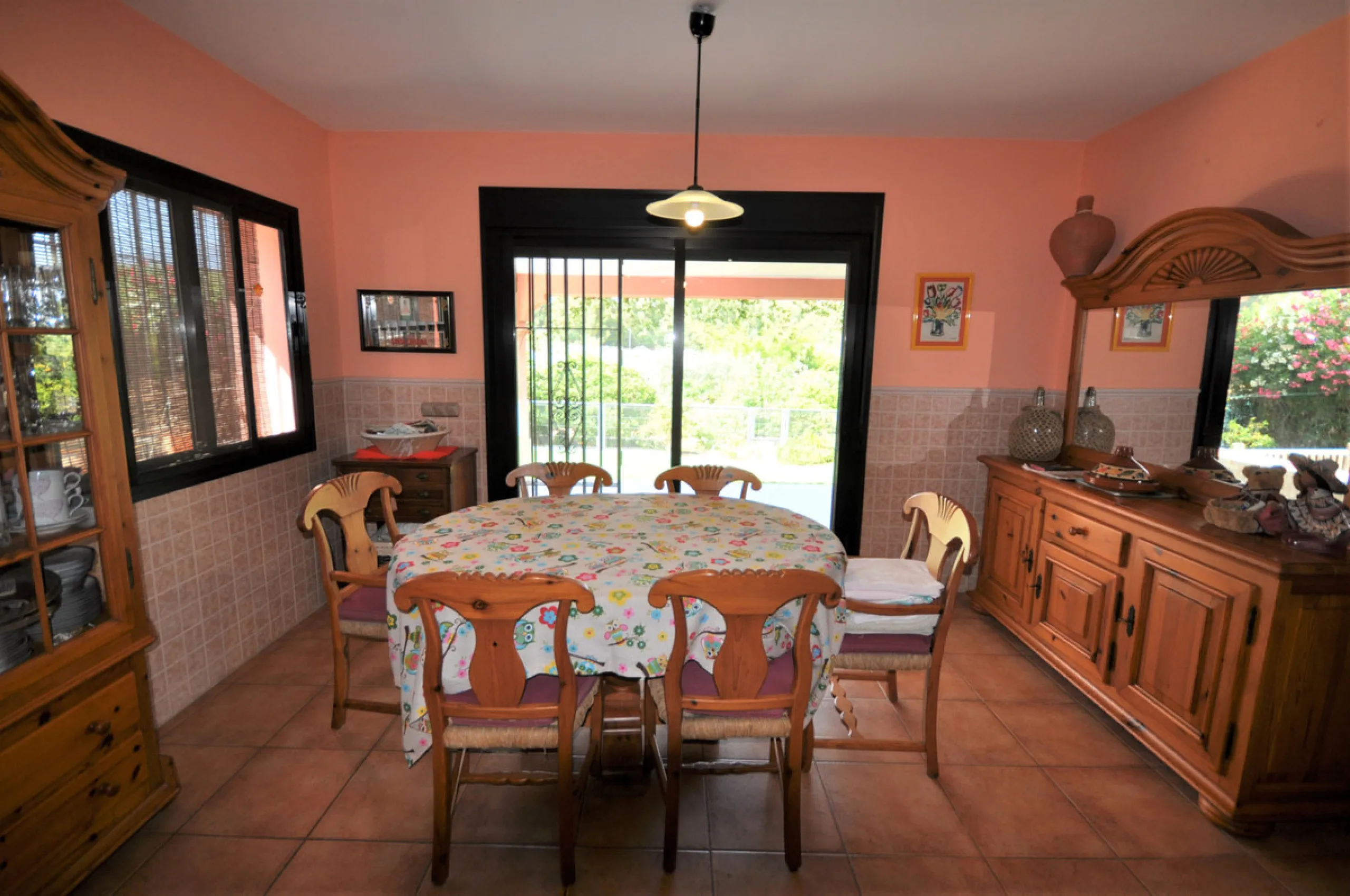 House - Detached Villa в продаже в Casares, Málaga. В доме 4 спален и 3 ванных комнат. Площадь дома 310 м². Площадь участка 2200 м²