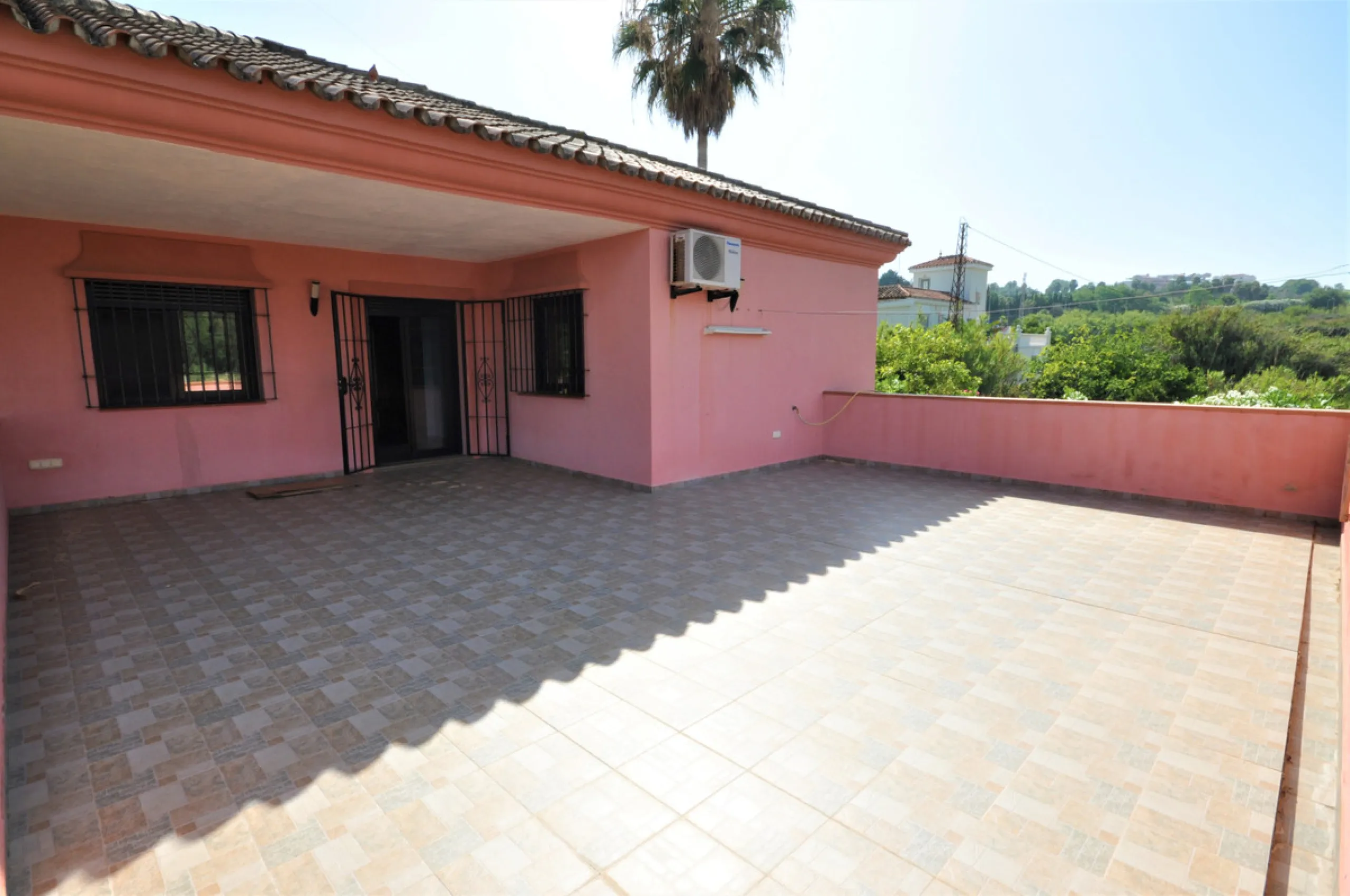 House - Detached Villa в продаже в Casares, Málaga. В доме 4 спален и 3 ванных комнат. Площадь дома 310 м². Площадь участка 2200 м²