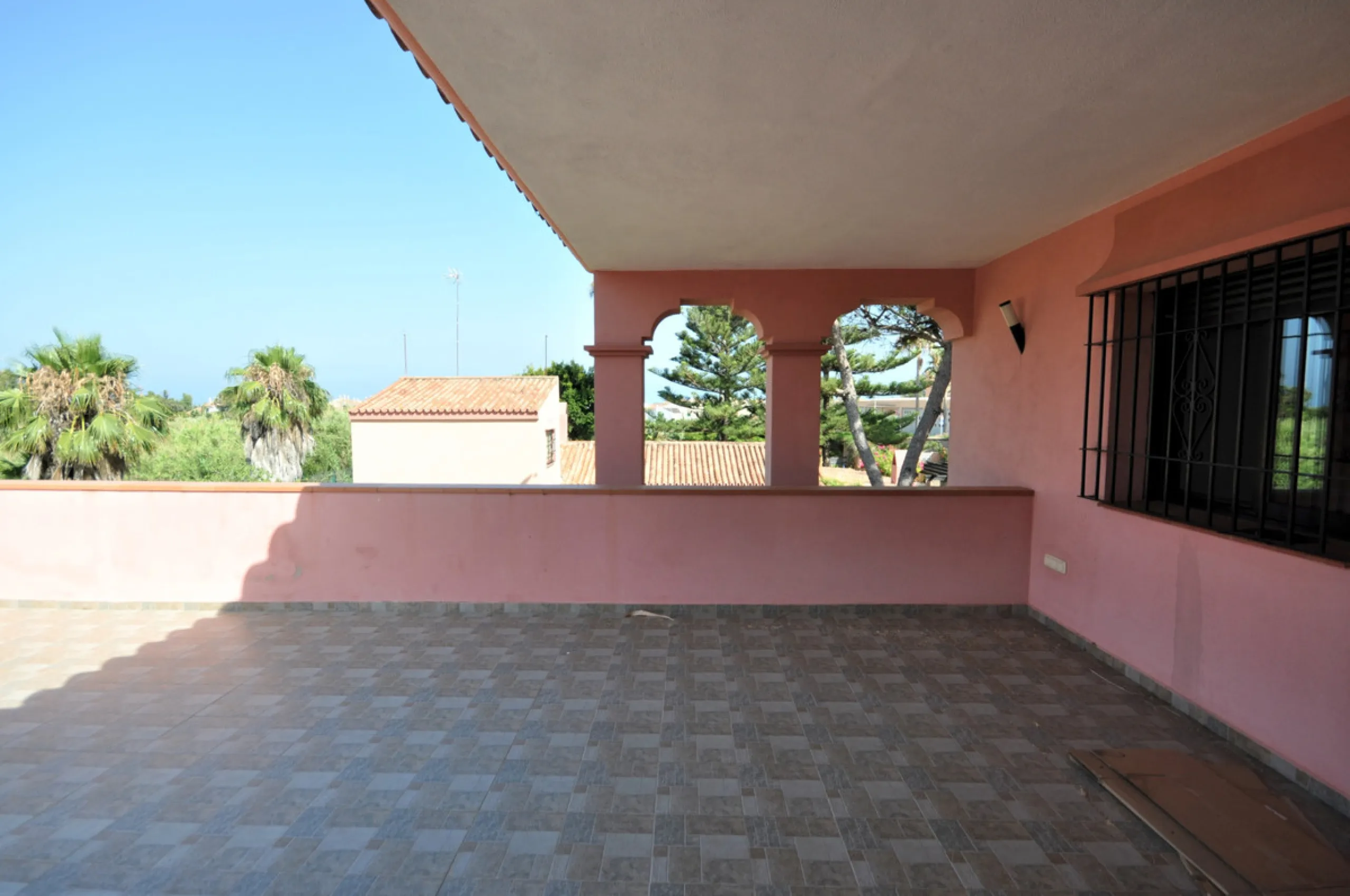 House - Detached Villa в продаже в Casares, Málaga. В доме 4 спален и 3 ванных комнат. Площадь дома 310 м². Площадь участка 2200 м²