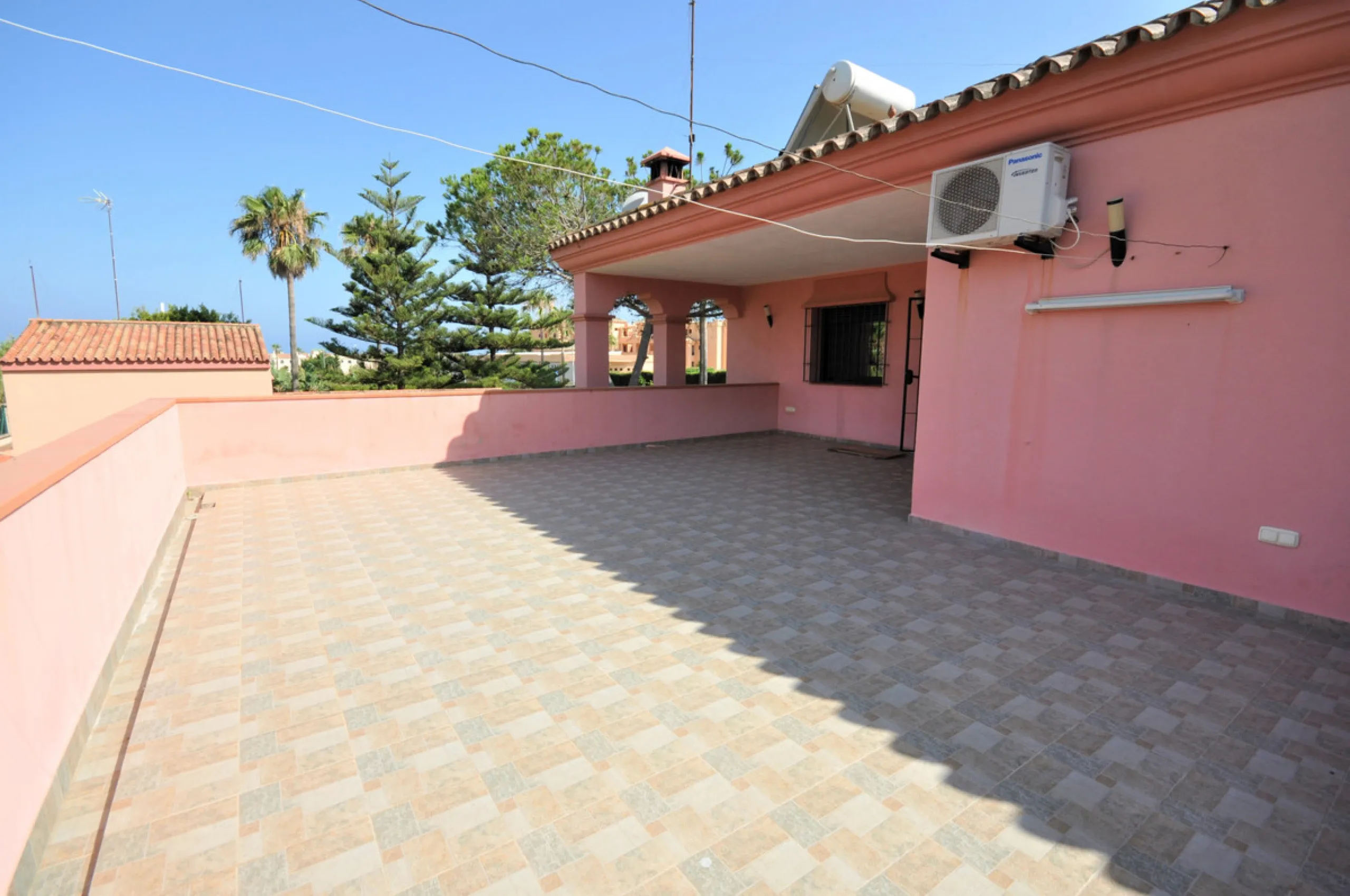 House - Detached Villa в продаже в Casares, Málaga. В доме 4 спален и 3 ванных комнат. Площадь дома 310 м². Площадь участка 2200 м²