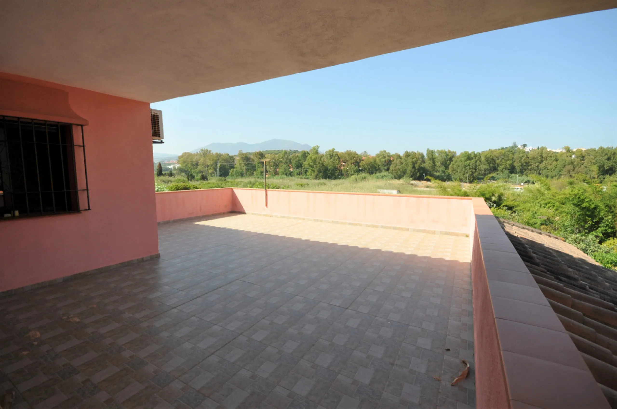 House - Detached Villa в продаже в Casares, Málaga. В доме 4 спален и 3 ванных комнат. Площадь дома 310 м². Площадь участка 2200 м²