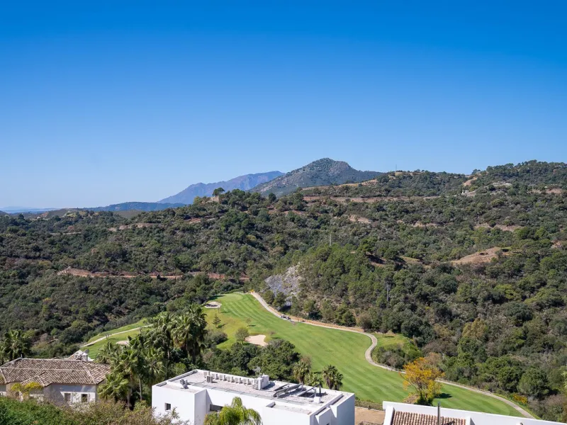 House - Detached Villa в продаже в Benahavís, Málaga. В доме 6 спален и 8 ванных комнат. Площадь дома 802 м². Площадь участка 1020 м²