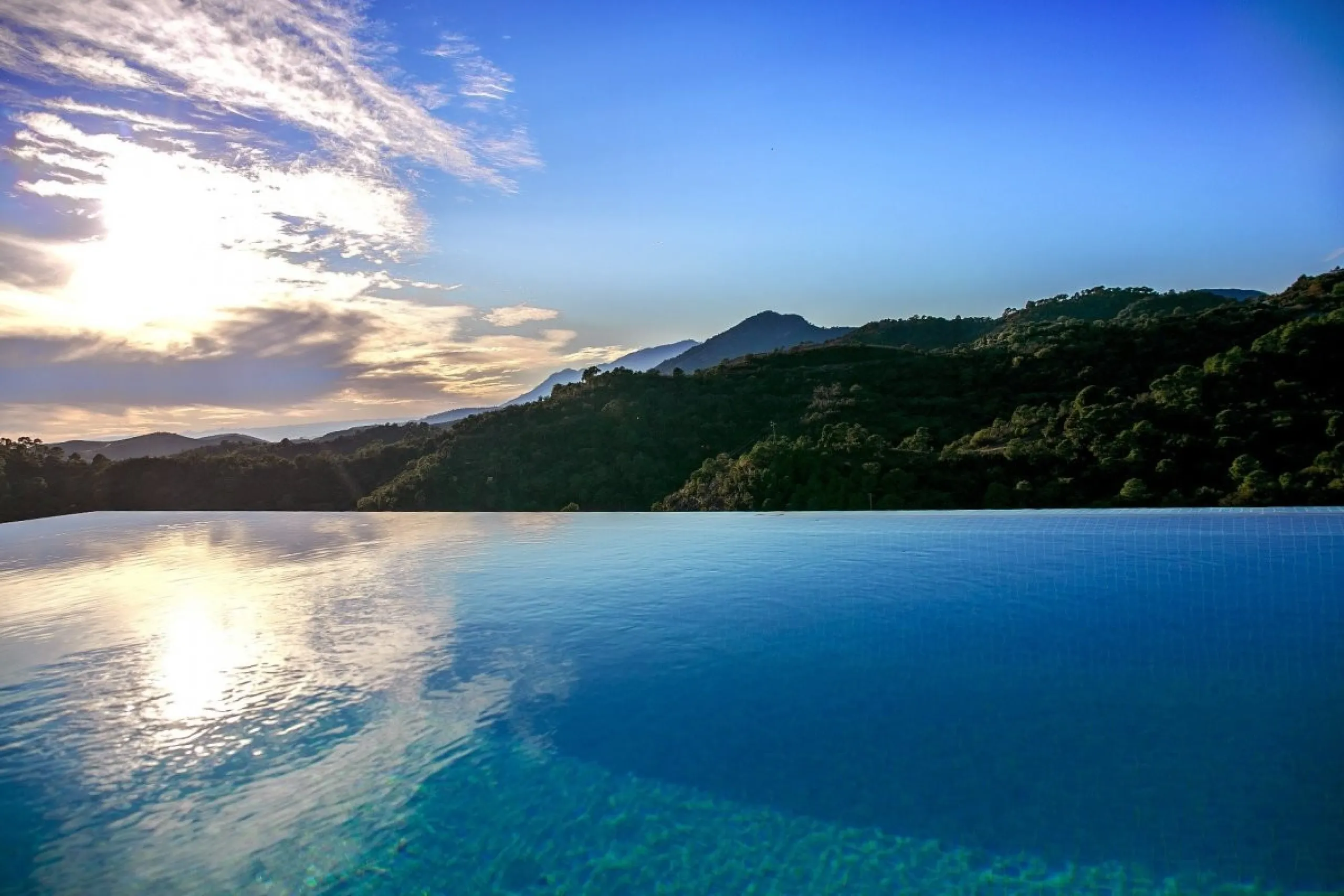 Newly built contemporary villa, finished on two floors plus basement, plus roof top, accessible by stairs and elevator. It is located in a natural environment, surrounded by golf and mountain, providing nice open views to those, panoramic sea view from th