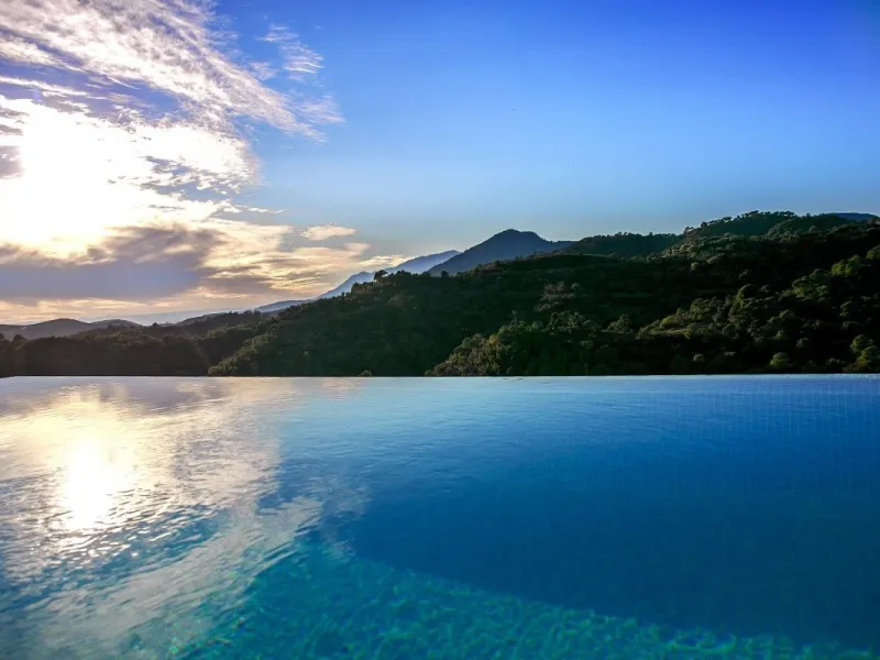 Newly built contemporary villa, finished on two floors plus basement, plus roof top, accessible by stairs and elevator. It is located in a natural environment, surrounded by golf and mountain, providing nice open views to those, panoramic sea view from th
