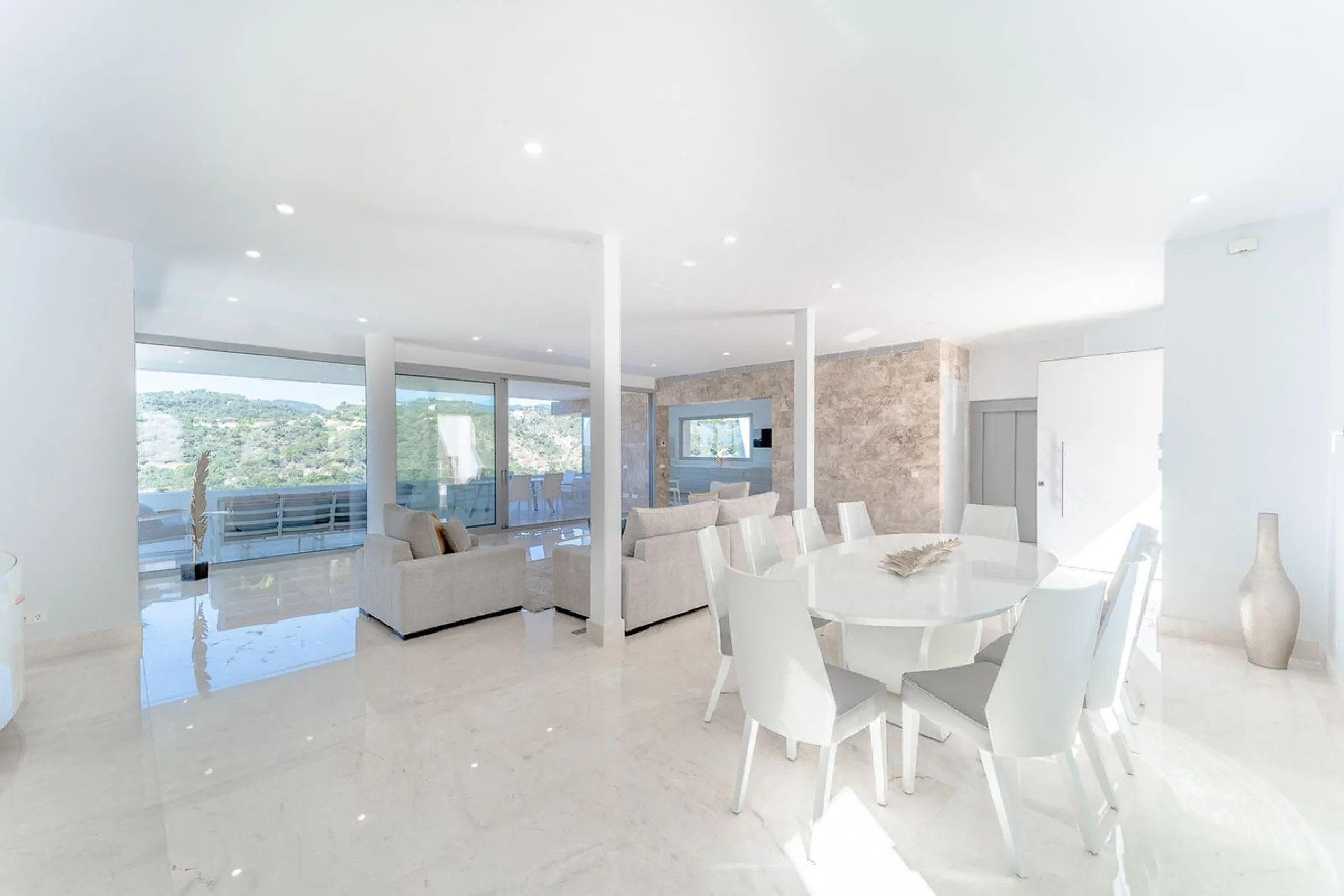 Newly built contemporary villa, finished on two floors plus basement, plus roof top, accessible by stairs and elevator. It is located in a natural environment, surrounded by golf and mountain, providing nice open views to those, panoramic sea view from th