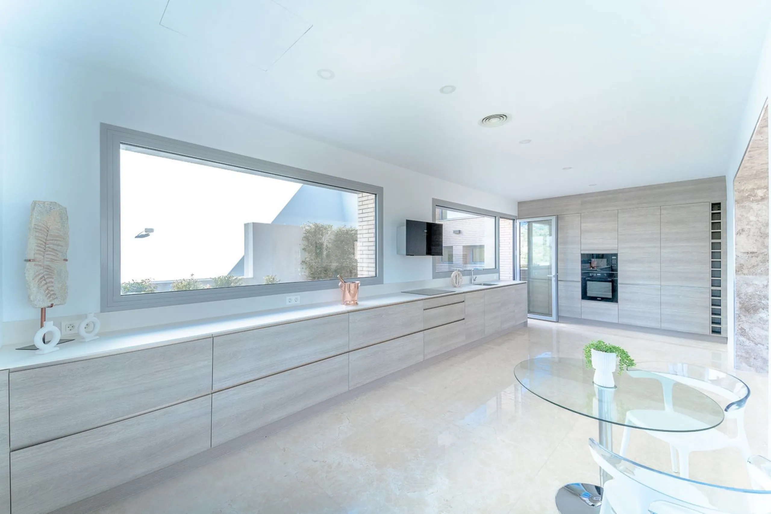 Newly built contemporary villa, finished on two floors plus basement, plus roof top, accessible by stairs and elevator. It is located in a natural environment, surrounded by golf and mountain, providing nice open views to those, panoramic sea view from th