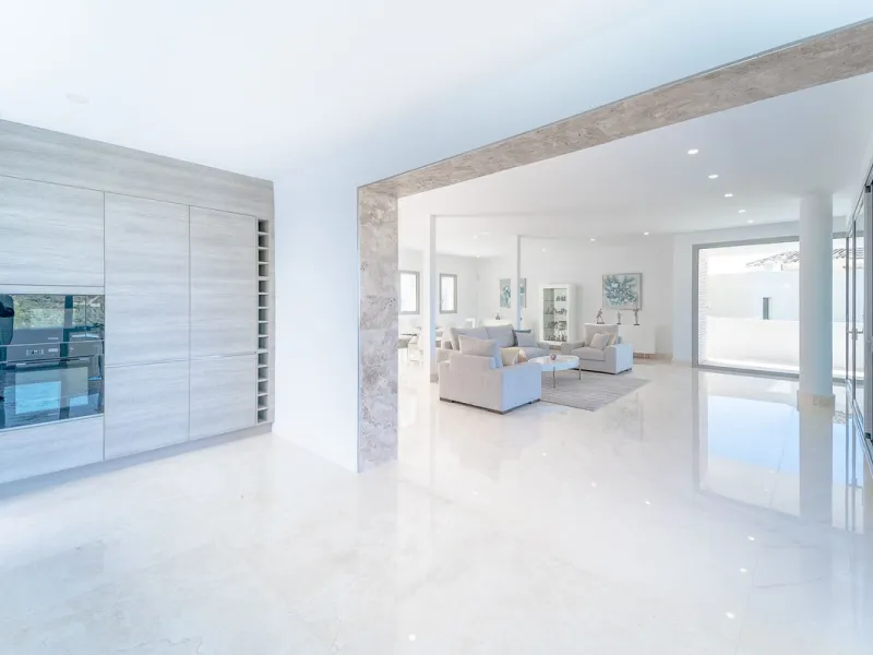 Newly built contemporary villa, finished on two floors plus basement, plus roof top, accessible by stairs and elevator. It is located in a natural environment, surrounded by golf and mountain, providing nice open views to those, panoramic sea view from th