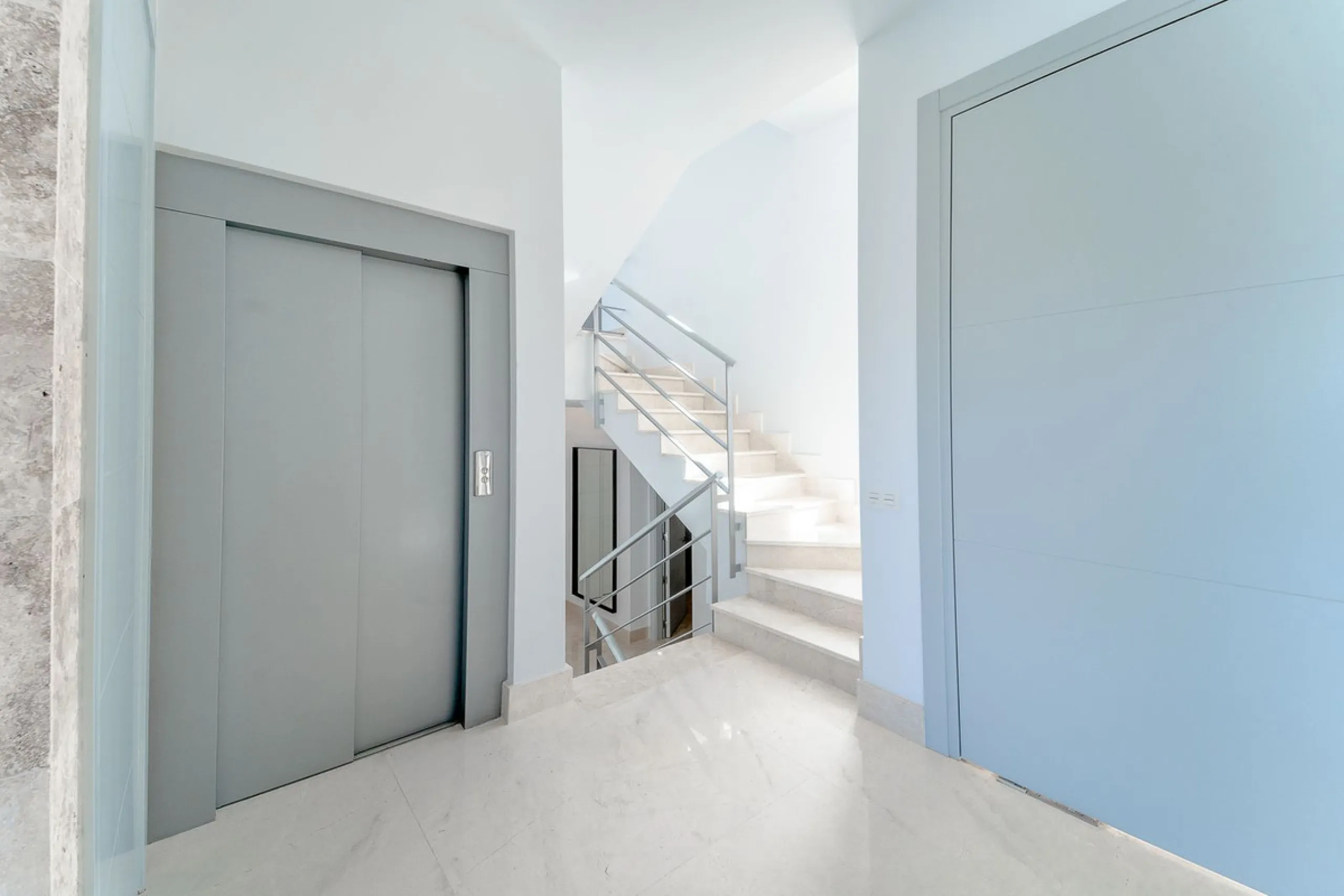Newly built contemporary villa, finished on two floors plus basement, plus roof top, accessible by stairs and elevator. It is located in a natural environment, surrounded by golf and mountain, providing nice open views to those, panoramic sea view from th