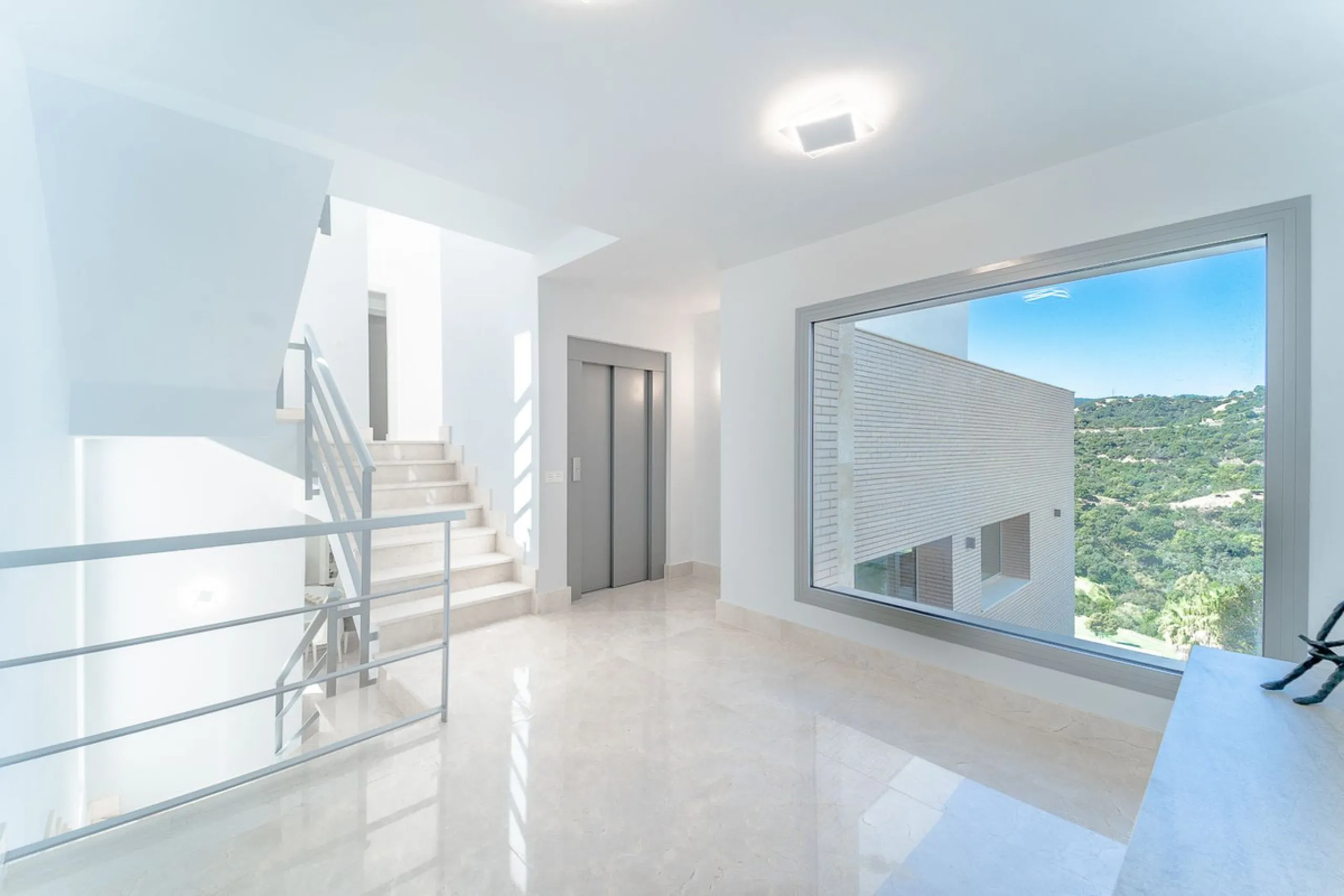 Newly built contemporary villa, finished on two floors plus basement, plus roof top, accessible by stairs and elevator. It is located in a natural environment, surrounded by golf and mountain, providing nice open views to those, panoramic sea view from th
