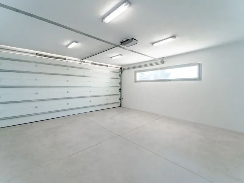 Newly built contemporary villa, finished on two floors plus basement, plus roof top, accessible by stairs and elevator. It is located in a natural environment, surrounded by golf and mountain, providing nice open views to those, panoramic sea view from th