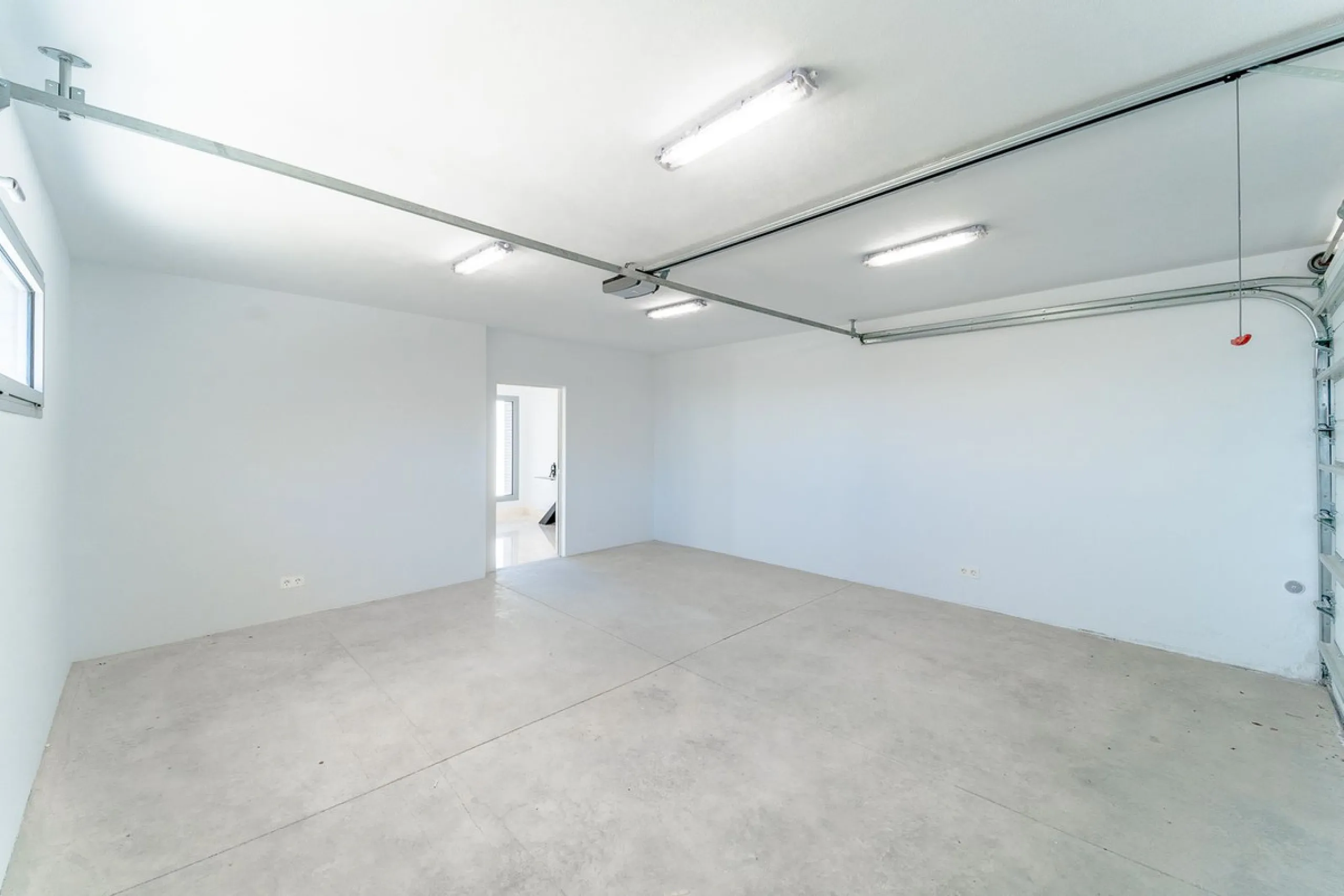 Newly built contemporary villa, finished on two floors plus basement, plus roof top, accessible by stairs and elevator. It is located in a natural environment, surrounded by golf and mountain, providing nice open views to those, panoramic sea view from th