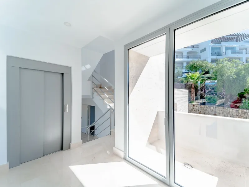 Newly built contemporary villa, finished on two floors plus basement, plus roof top, accessible by stairs and elevator. It is located in a natural environment, surrounded by golf and mountain, providing nice open views to those, panoramic sea view from th