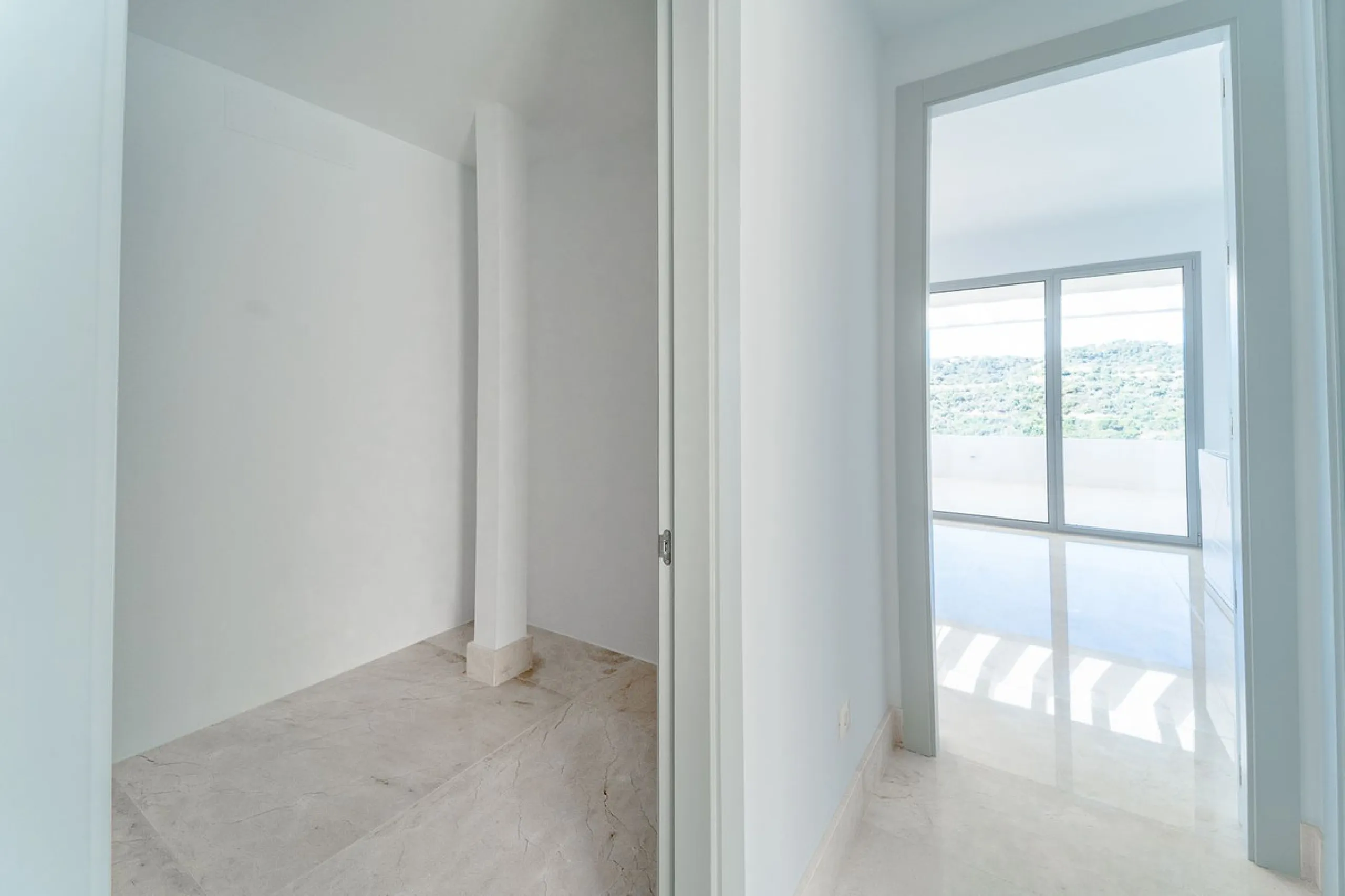 Newly built contemporary villa, finished on two floors plus basement, plus roof top, accessible by stairs and elevator. It is located in a natural environment, surrounded by golf and mountain, providing nice open views to those, panoramic sea view from th