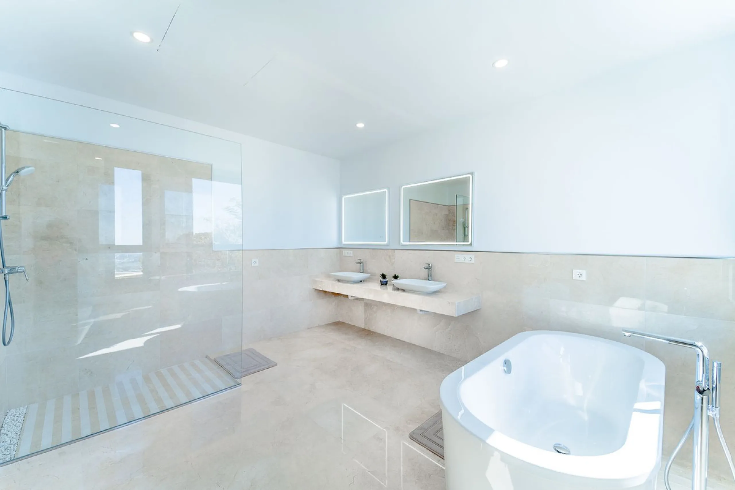Newly built contemporary villa, finished on two floors plus basement, plus roof top, accessible by stairs and elevator. It is located in a natural environment, surrounded by golf and mountain, providing nice open views to those, panoramic sea view from th