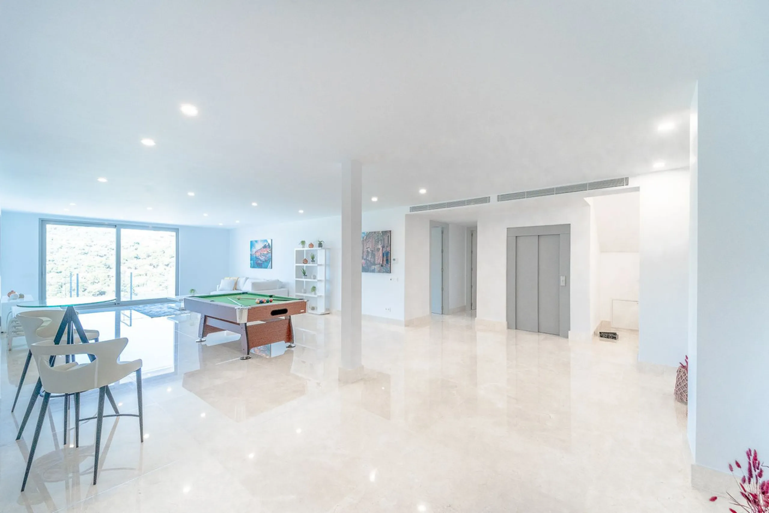 Newly built contemporary villa, finished on two floors plus basement, plus roof top, accessible by stairs and elevator. It is located in a natural environment, surrounded by golf and mountain, providing nice open views to those, panoramic sea view from th