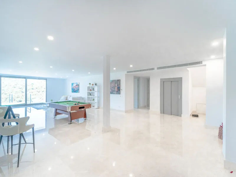 Newly built contemporary villa, finished on two floors plus basement, plus roof top, accessible by stairs and elevator. It is located in a natural environment, surrounded by golf and mountain, providing nice open views to those, panoramic sea view from th