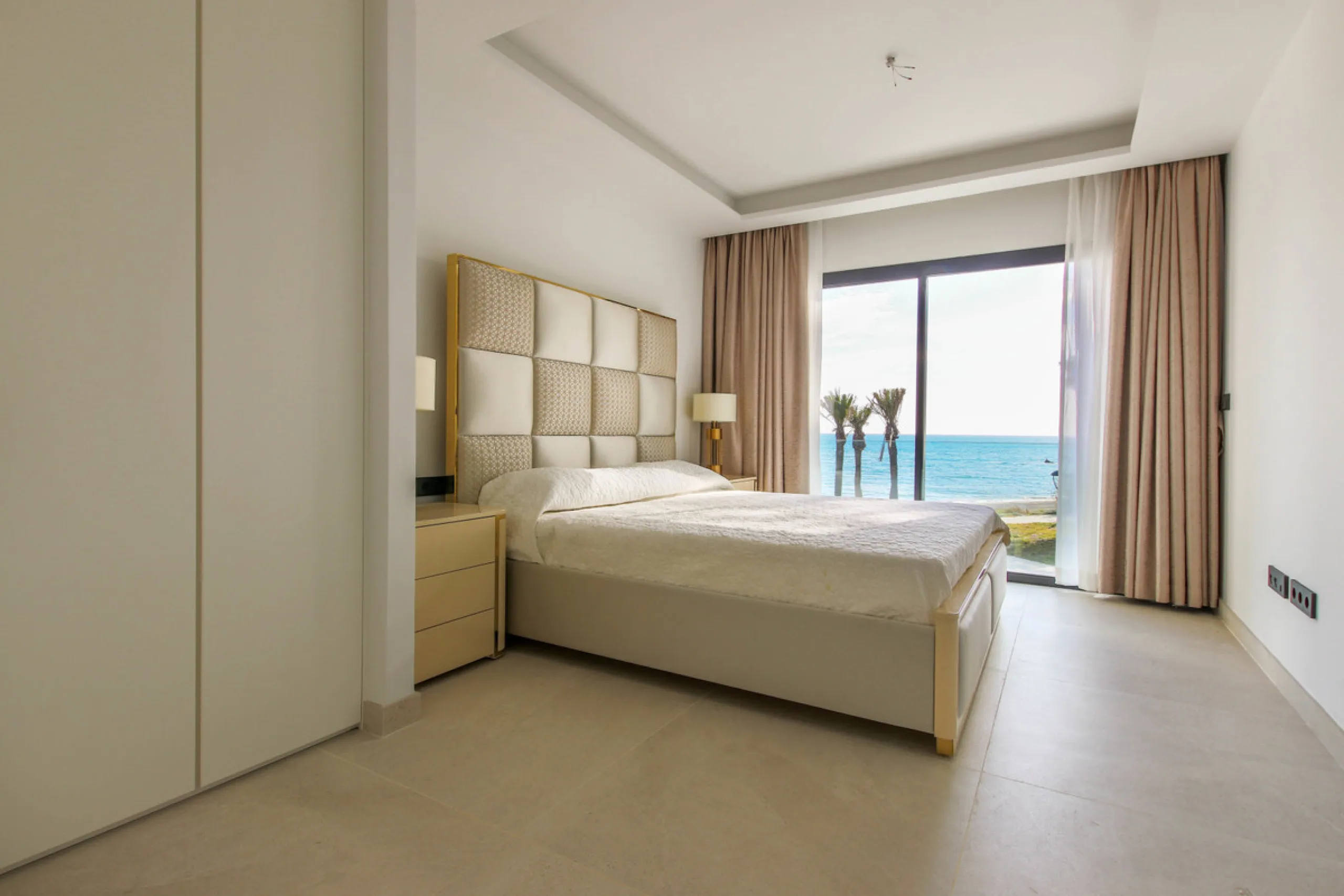 TOWNHOUSE IN FIRST LINE OF THE BEACH, ESTEPONA