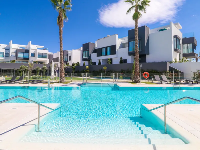 TOWNHOUSE IN FIRST LINE OF THE BEACH, ESTEPONA
