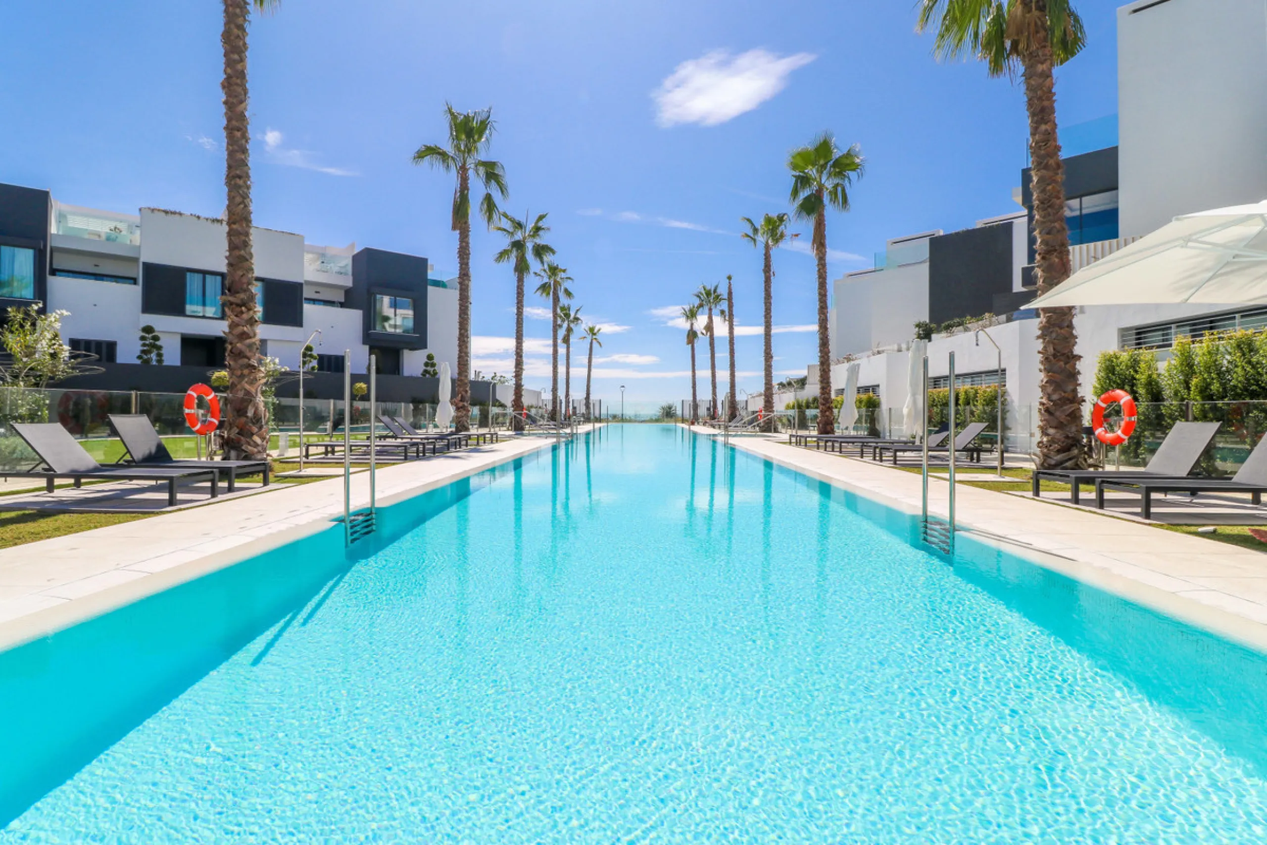 TOWNHOUSE IN FIRST LINE OF THE BEACH, ESTEPONA