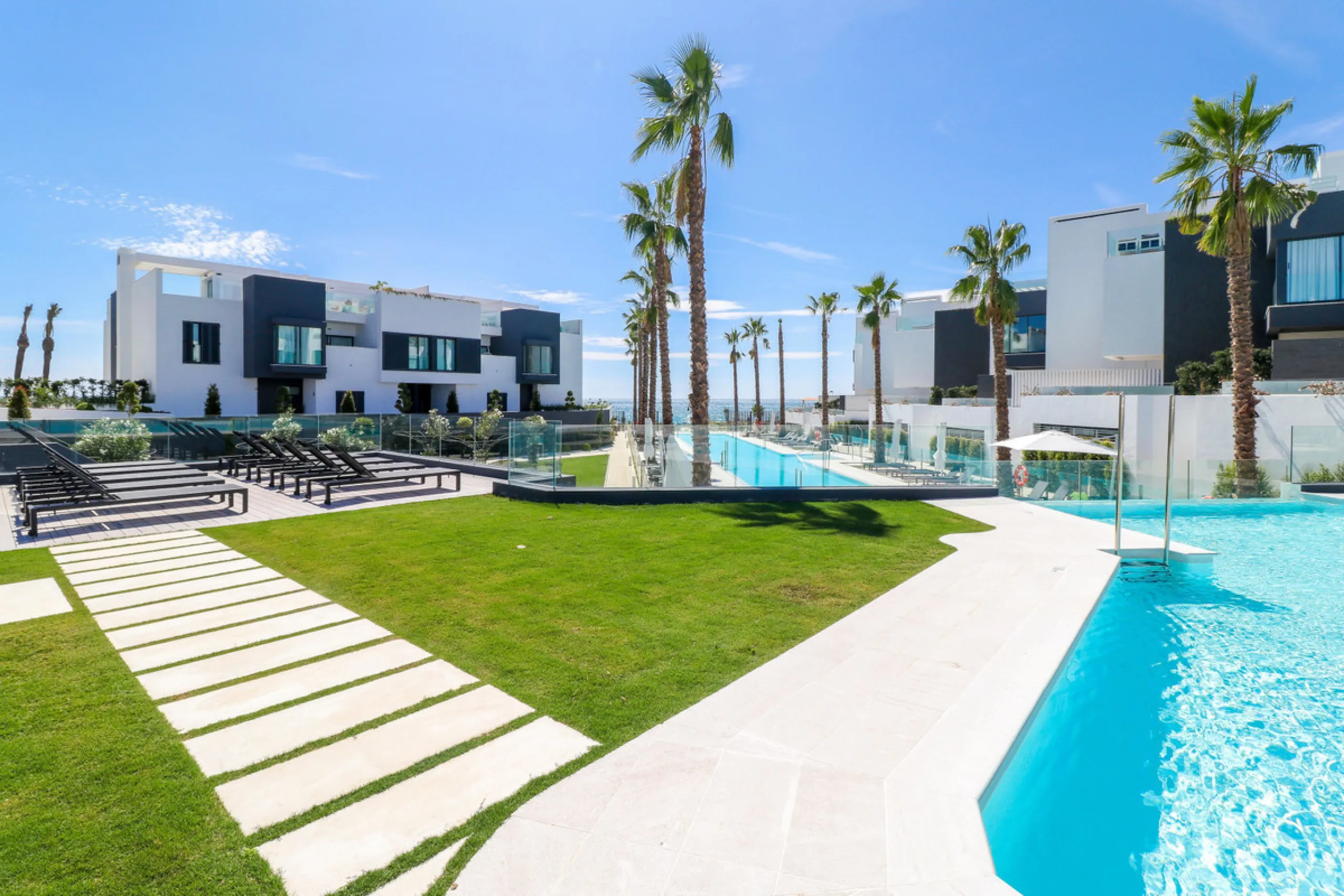 TOWNHOUSE IN FIRST LINE OF THE BEACH, ESTEPONA