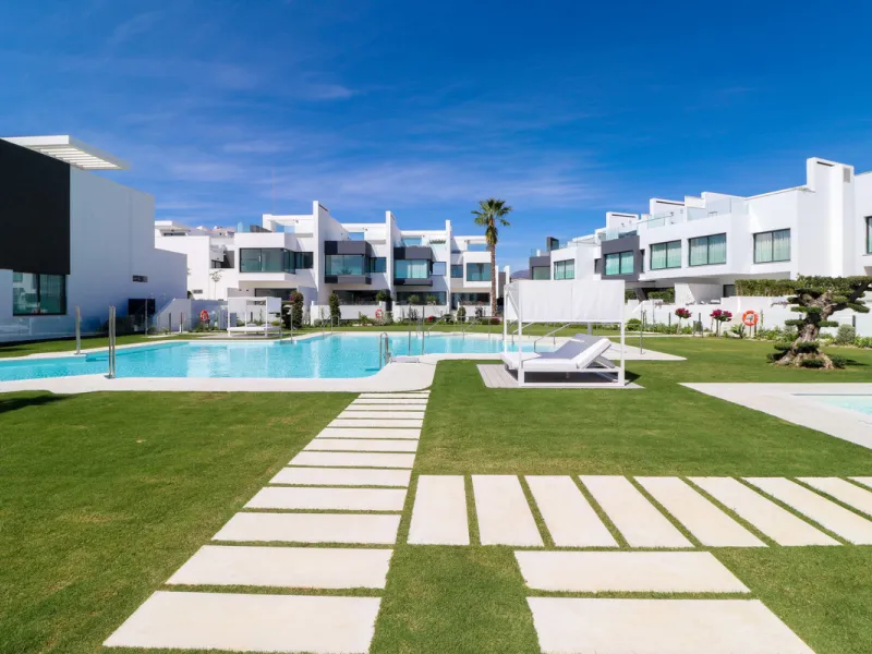 TOWNHOUSE IN FIRST LINE OF THE BEACH, ESTEPONA