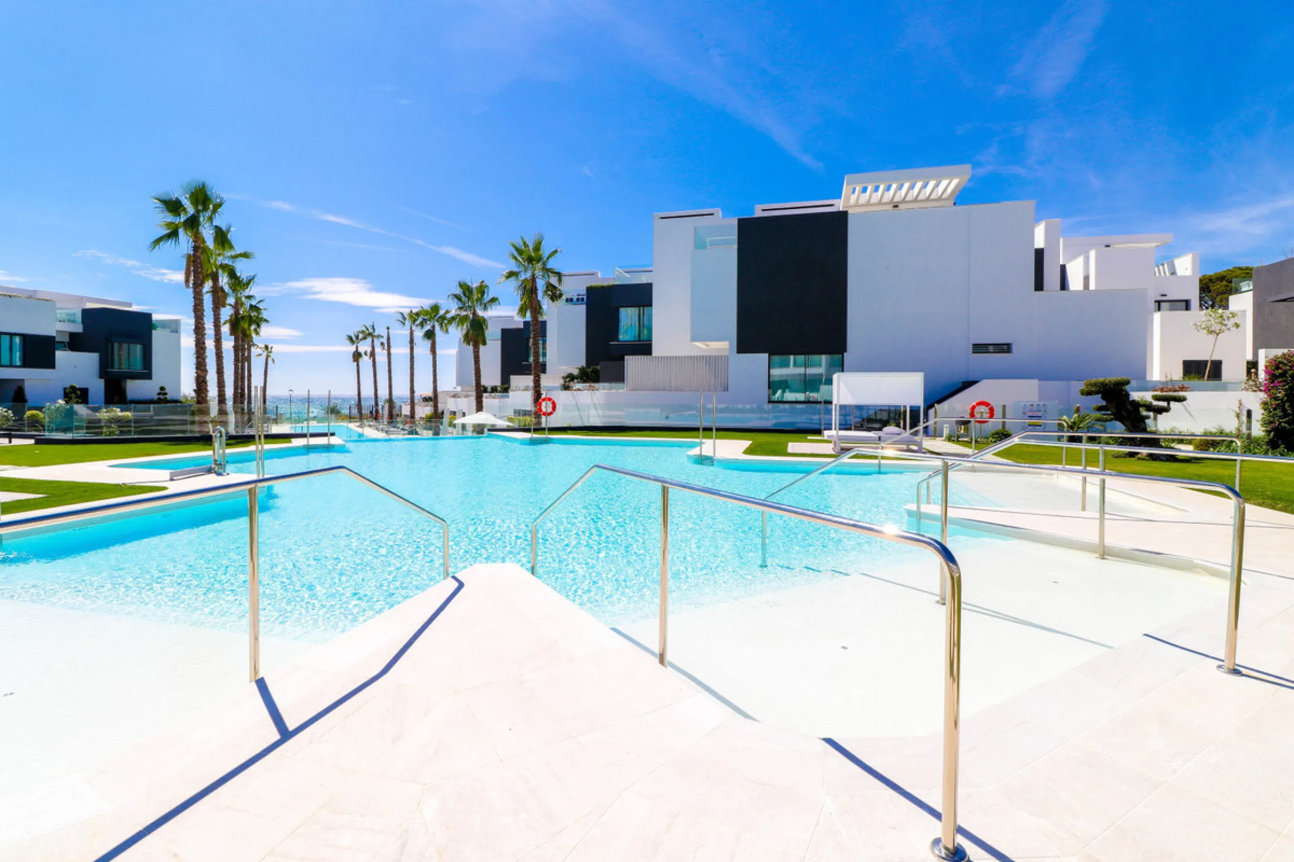 TOWNHOUSE IN FIRST LINE OF THE BEACH, ESTEPONA