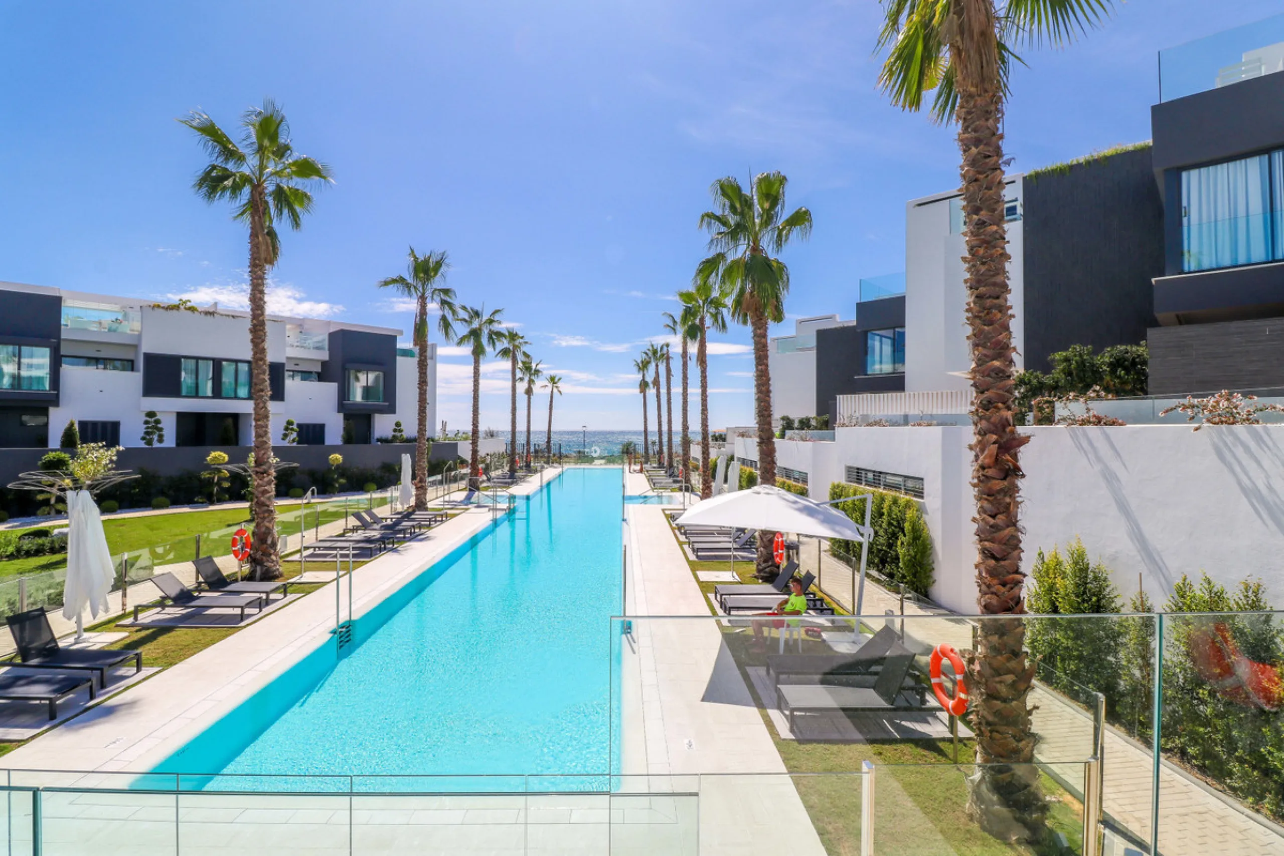 TOWNHOUSE IN FIRST LINE OF THE BEACH, ESTEPONA