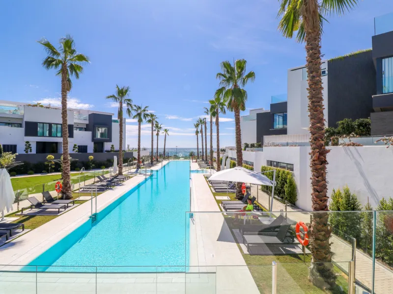 TOWNHOUSE IN FIRST LINE OF THE BEACH, ESTEPONA