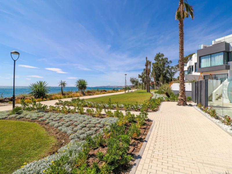 TOWNHOUSE IN FIRST LINE OF THE BEACH, ESTEPONA