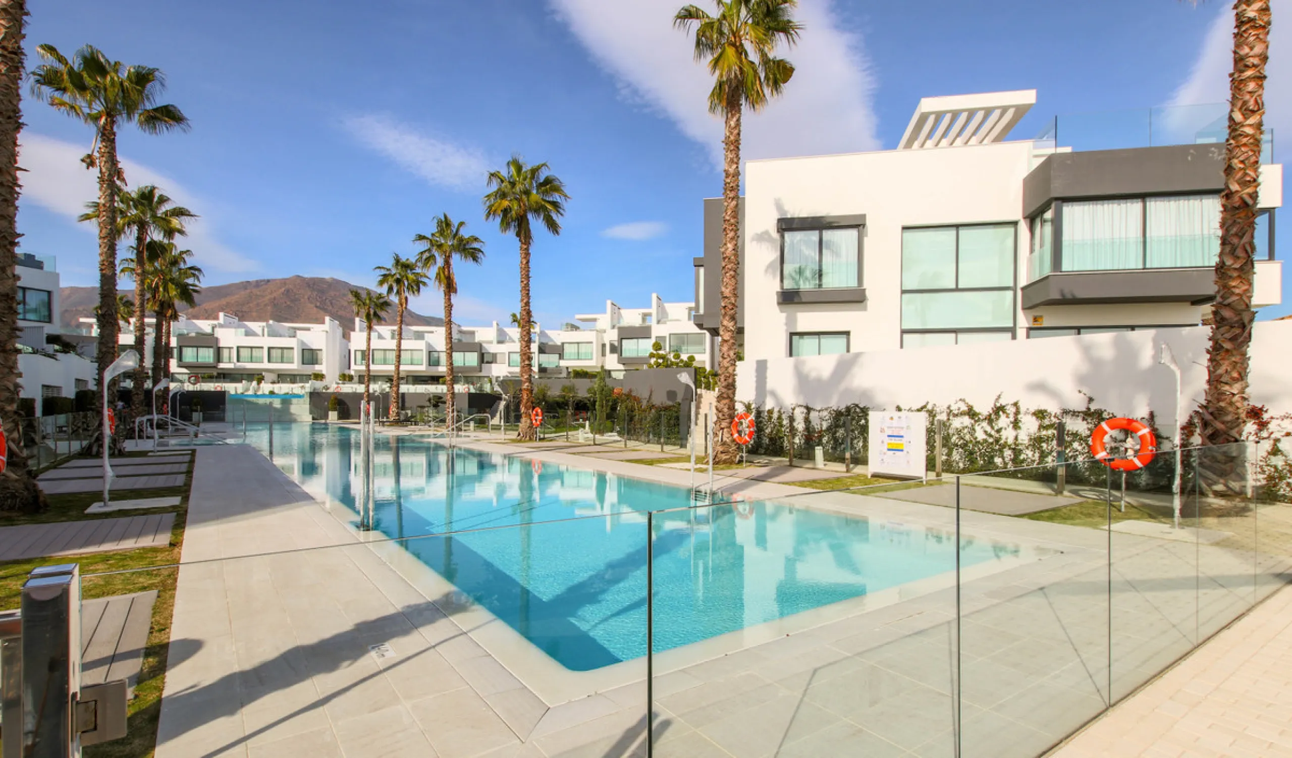 TOWNHOUSE IN FIRST LINE OF THE BEACH, ESTEPONA