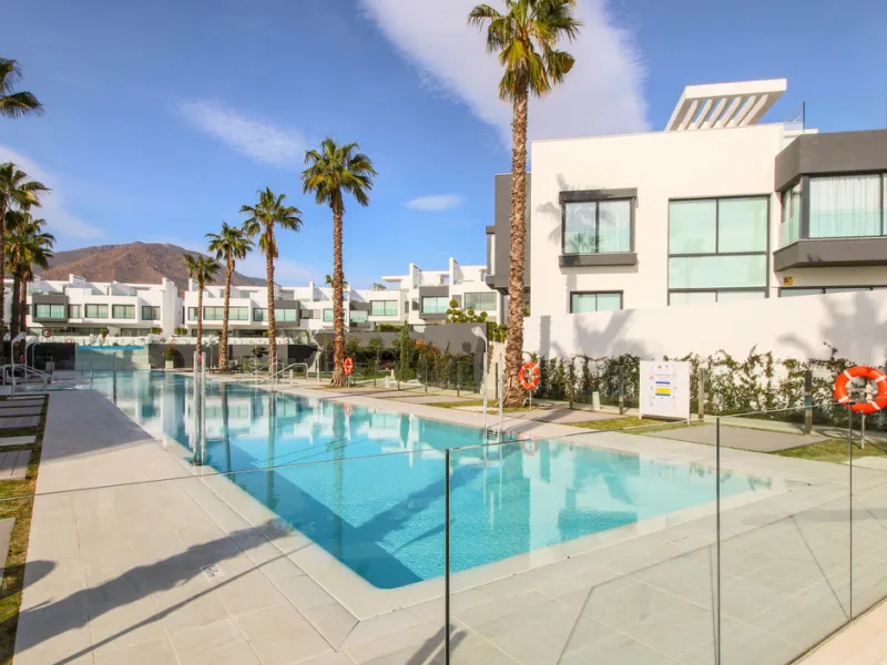 TOWNHOUSE IN FIRST LINE OF THE BEACH, ESTEPONA