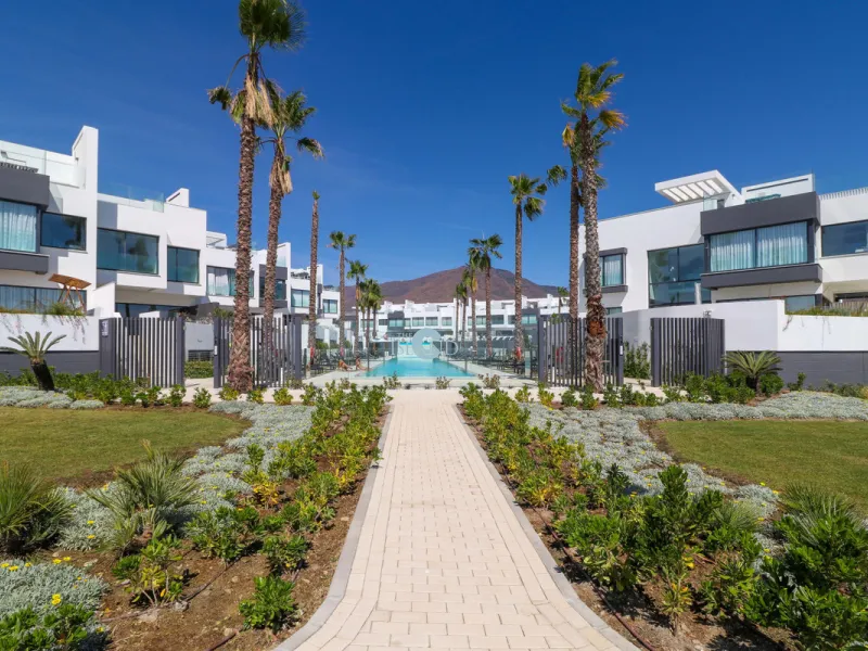 TOWNHOUSE IN FIRST LINE OF THE BEACH, ESTEPONA