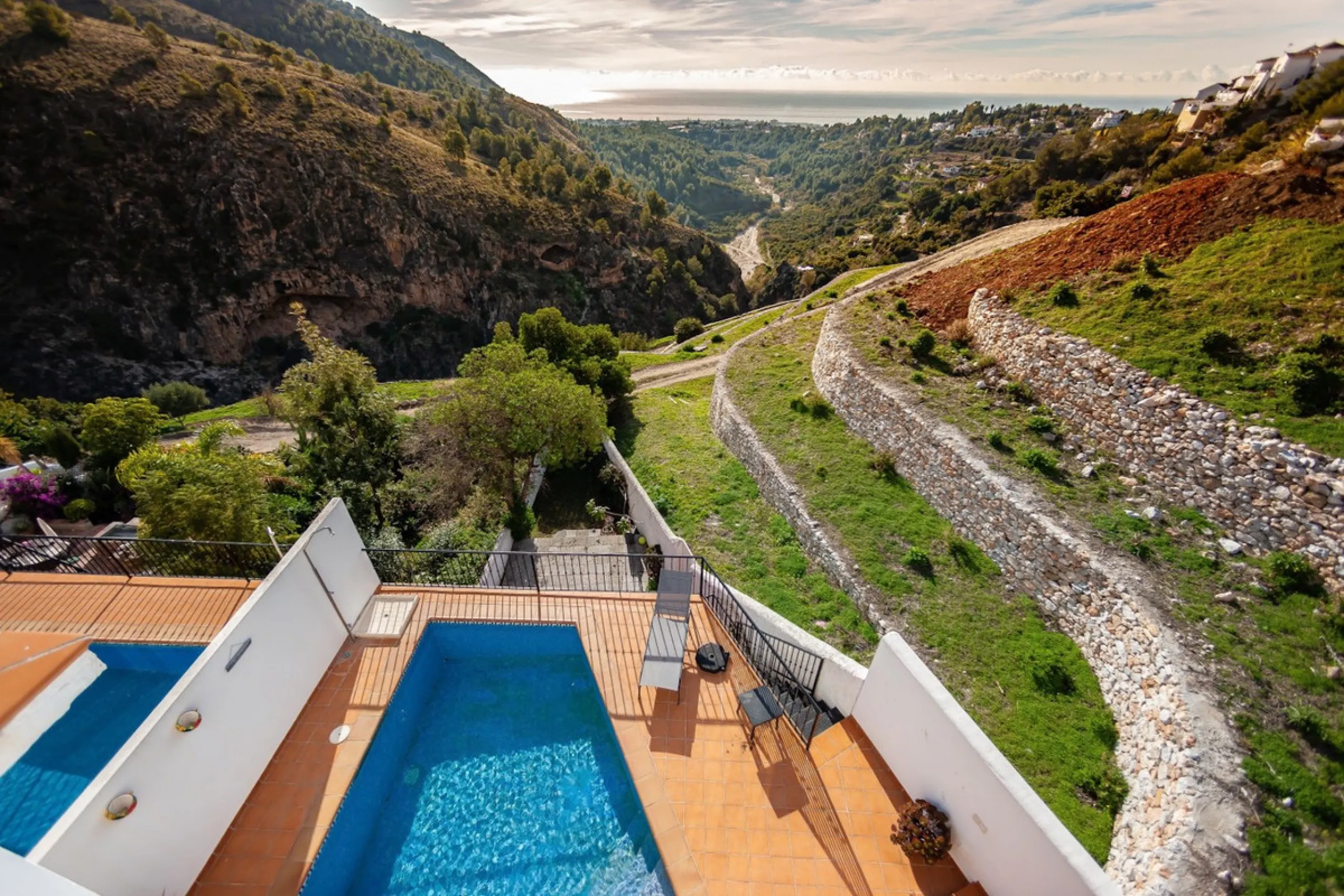 GREAT OPPORTUNITY! Bright and spacious house located in the sought after area of Puerto Blanquillo in Frigiliana, with un interrupted views over the valley towards Nerja and the Mediterranean Sea. The house is on a corner plot and has two independent entr
