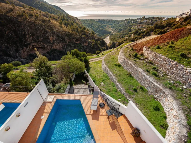 GREAT OPPORTUNITY! Bright and spacious house located in the sought after area of Puerto Blanquillo in Frigiliana, with un interrupted views over the valley towards Nerja and the Mediterranean Sea. The house is on a corner plot and has two independent entr