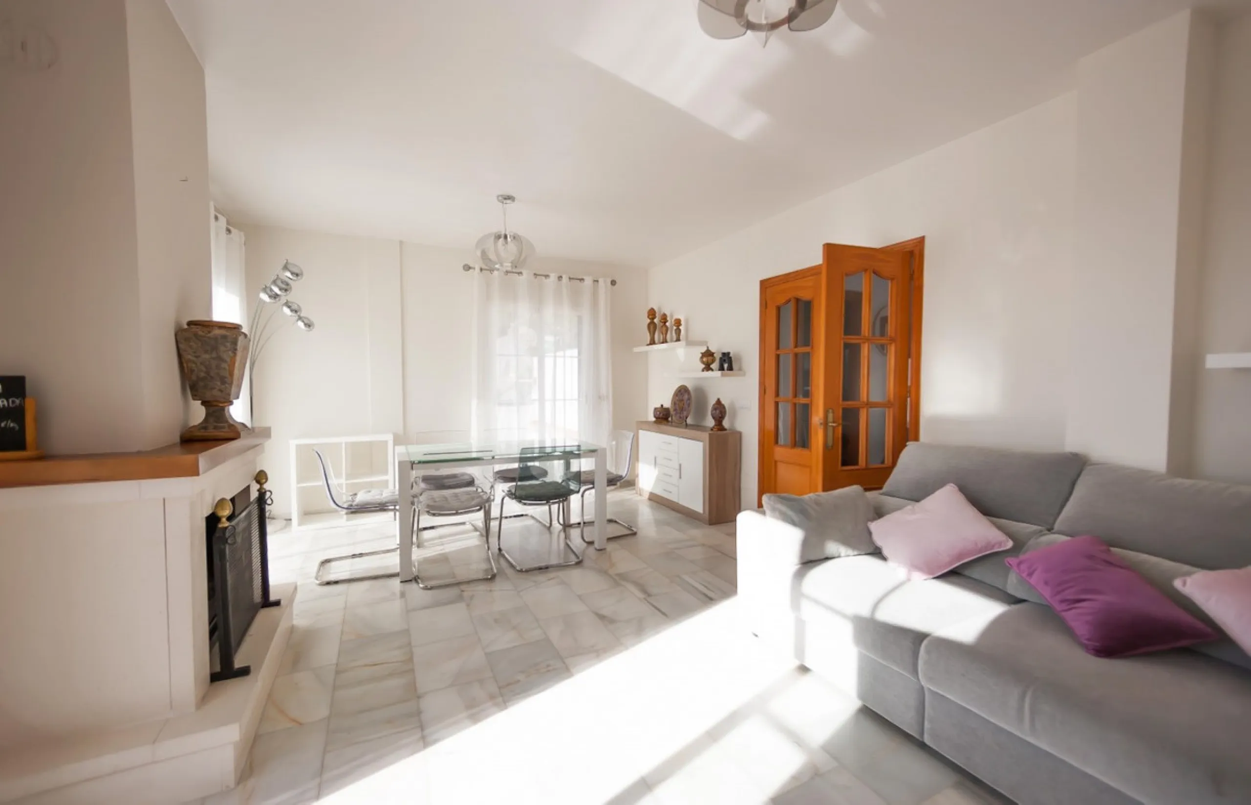 GREAT OPPORTUNITY! Bright and spacious house located in the sought after area of Puerto Blanquillo in Frigiliana, with un interrupted views over the valley towards Nerja and the Mediterranean Sea. The house is on a corner plot and has two independent entr