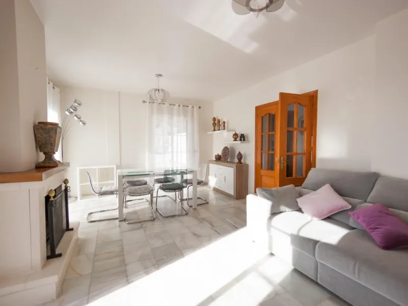 GREAT OPPORTUNITY! Bright and spacious house located in the sought after area of Puerto Blanquillo in Frigiliana, with un interrupted views over the valley towards Nerja and the Mediterranean Sea. The house is on a corner plot and has two independent entr
