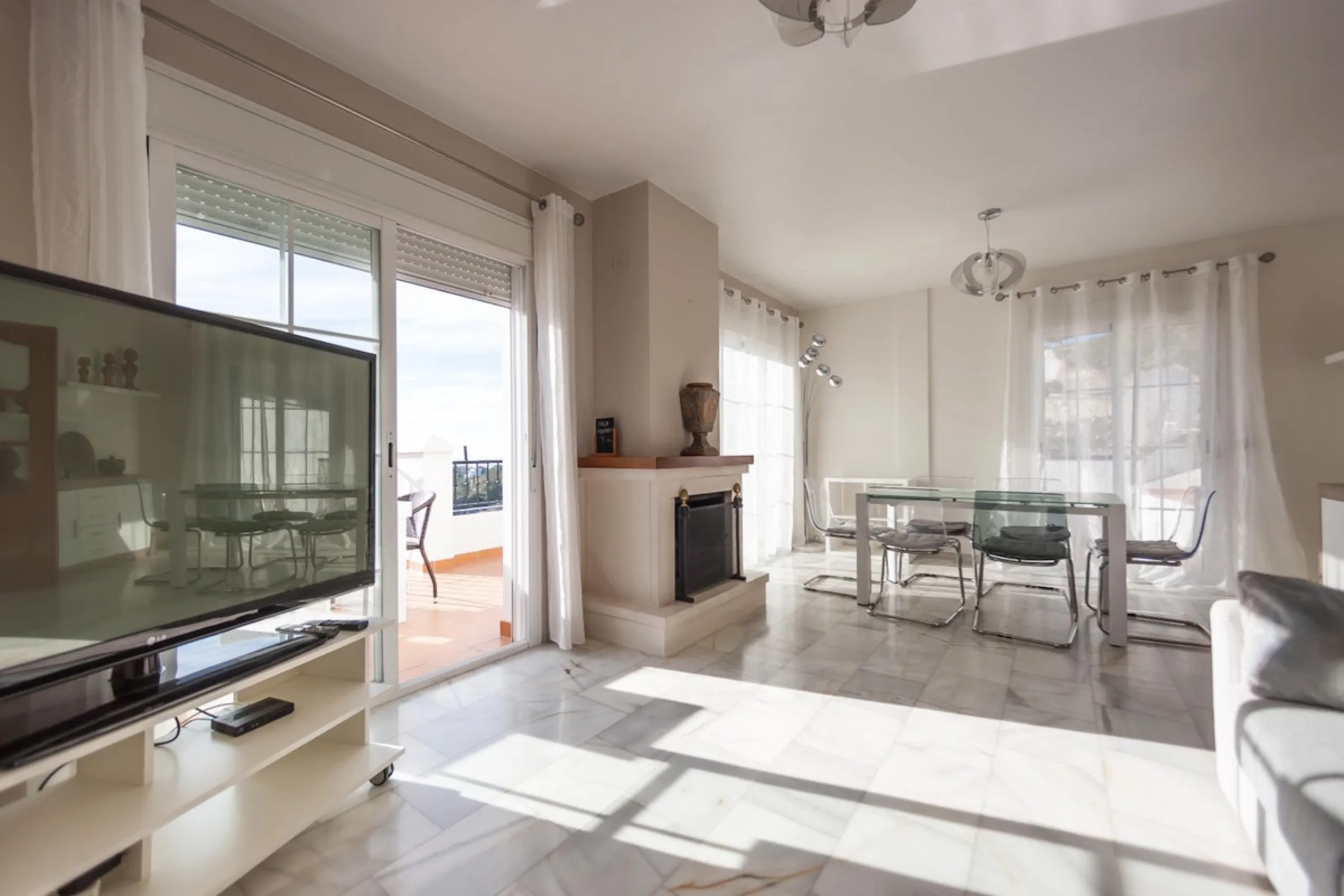 GREAT OPPORTUNITY! Bright and spacious house located in the sought after area of Puerto Blanquillo in Frigiliana, with un interrupted views over the valley towards Nerja and the Mediterranean Sea. The house is on a corner plot and has two independent entr