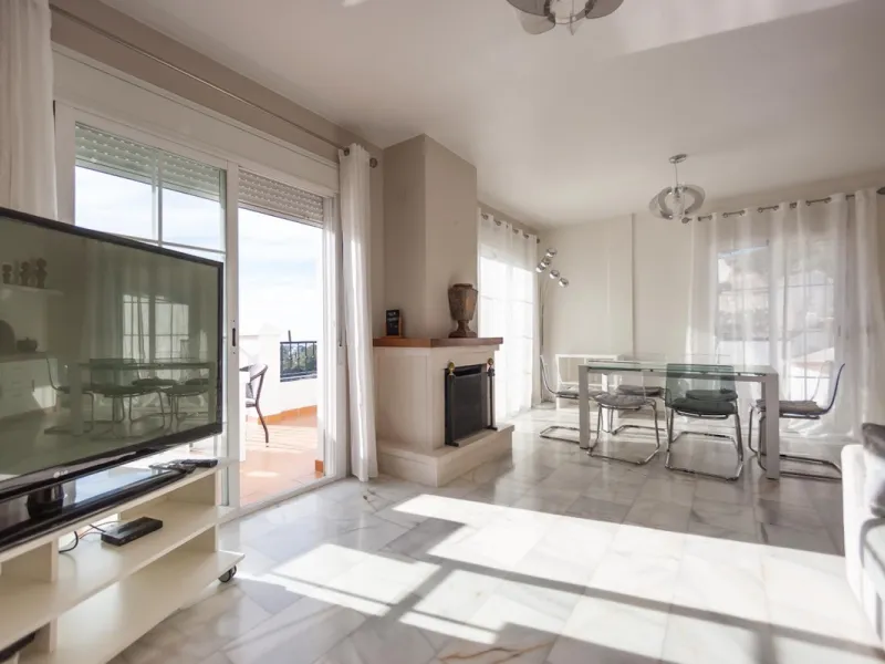GREAT OPPORTUNITY! Bright and spacious house located in the sought after area of Puerto Blanquillo in Frigiliana, with un interrupted views over the valley towards Nerja and the Mediterranean Sea. The house is on a corner plot and has two independent entr