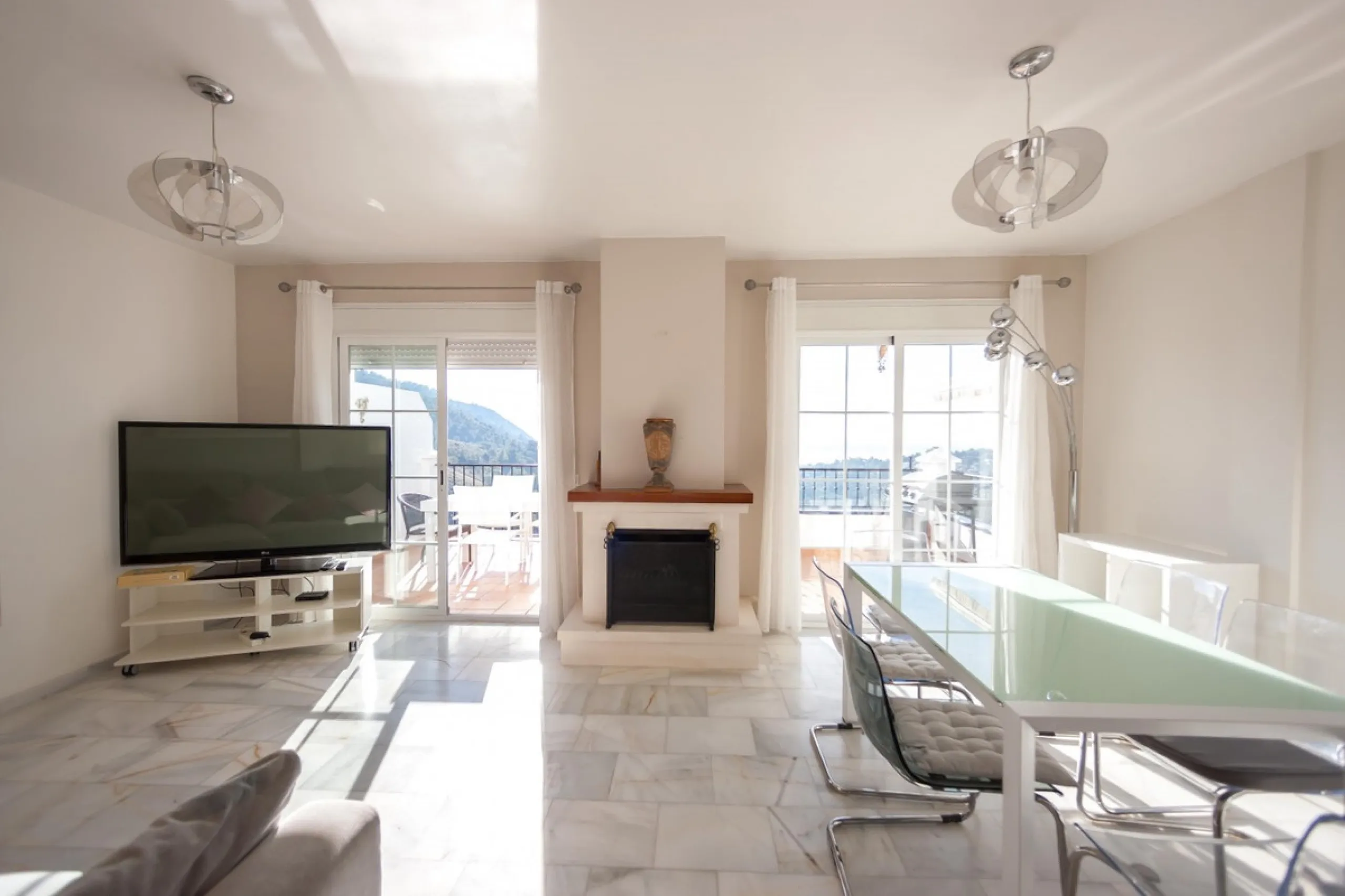GREAT OPPORTUNITY! Bright and spacious house located in the sought after area of Puerto Blanquillo in Frigiliana, with un interrupted views over the valley towards Nerja and the Mediterranean Sea. The house is on a corner plot and has two independent entr