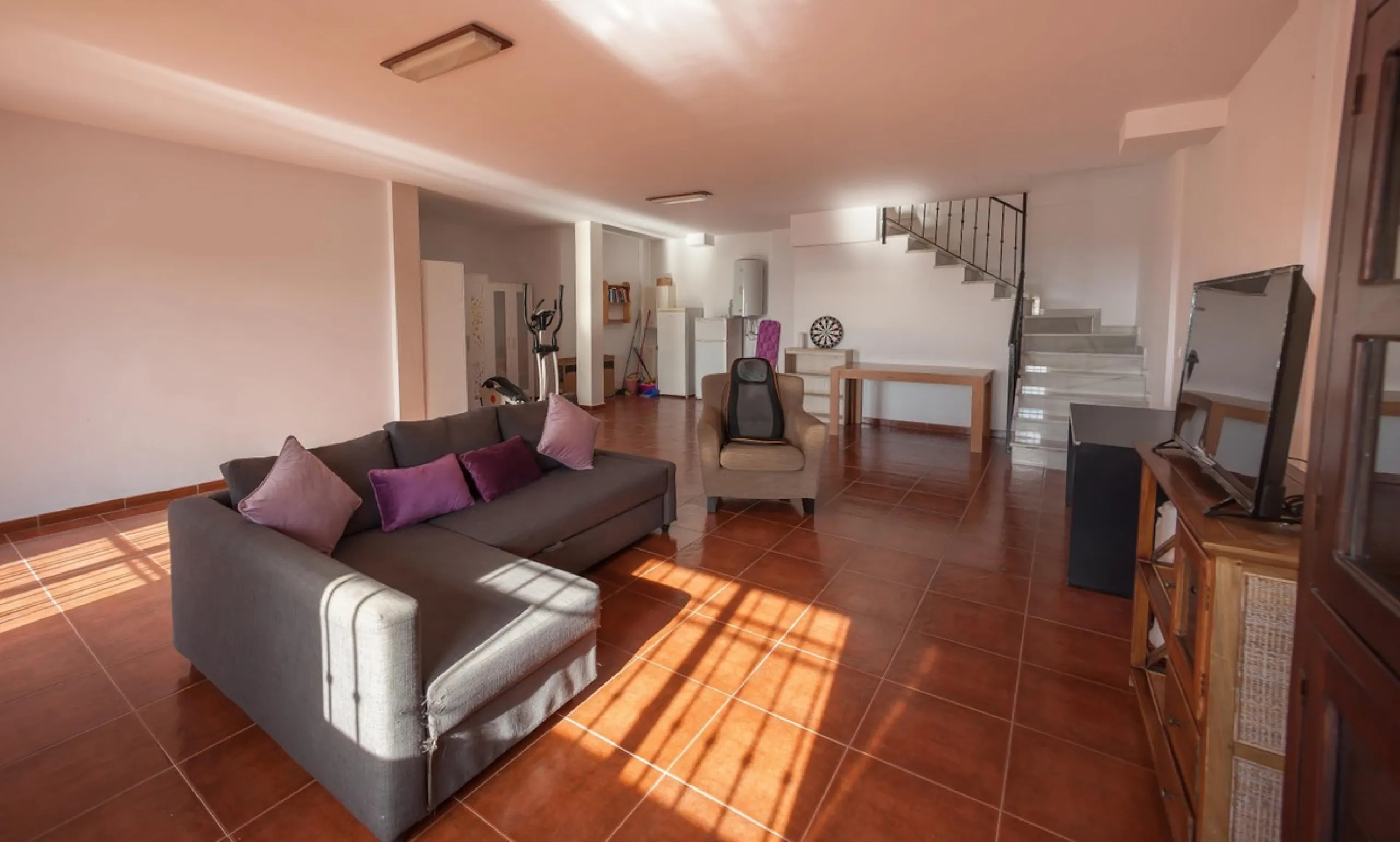 GREAT OPPORTUNITY! Bright and spacious house located in the sought after area of Puerto Blanquillo in Frigiliana, with un interrupted views over the valley towards Nerja and the Mediterranean Sea. The house is on a corner plot and has two independent entr