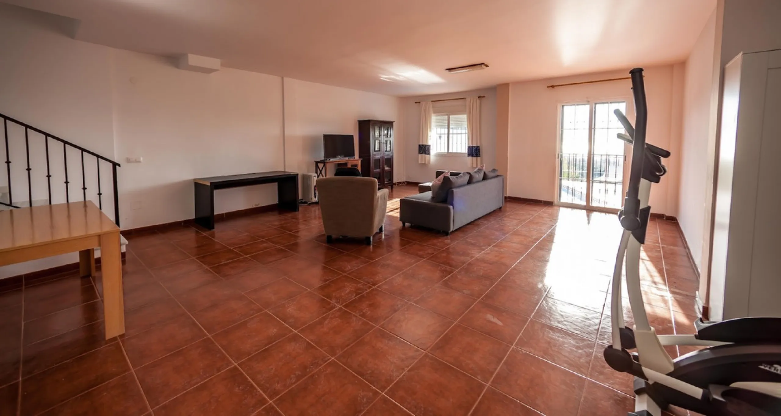 GREAT OPPORTUNITY! Bright and spacious house located in the sought after area of Puerto Blanquillo in Frigiliana, with un interrupted views over the valley towards Nerja and the Mediterranean Sea. The house is on a corner plot and has two independent entr