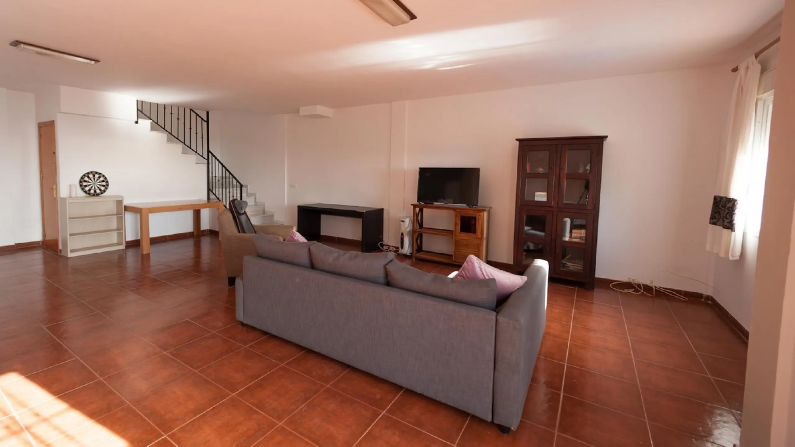GREAT OPPORTUNITY! Bright and spacious house located in the sought after area of Puerto Blanquillo in Frigiliana, with un interrupted views over the valley towards Nerja and the Mediterranean Sea. The house is on a corner plot and has two independent entr