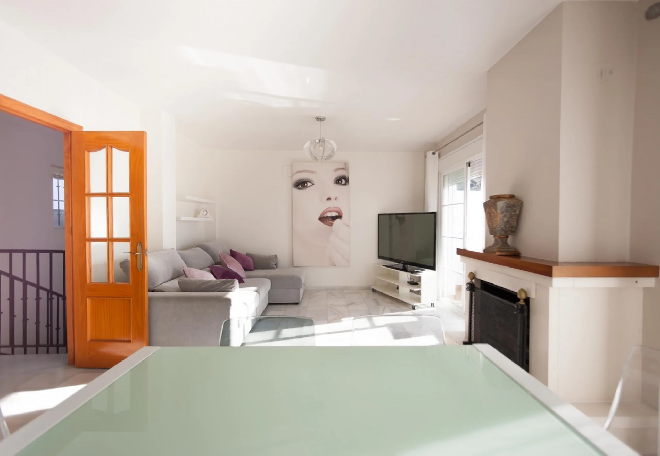 GREAT OPPORTUNITY! Bright and spacious house located in the sought after area of Puerto Blanquillo in Frigiliana, with un interrupted views over the valley towards Nerja and the Mediterranean Sea. The house is on a corner plot and has two independent entr