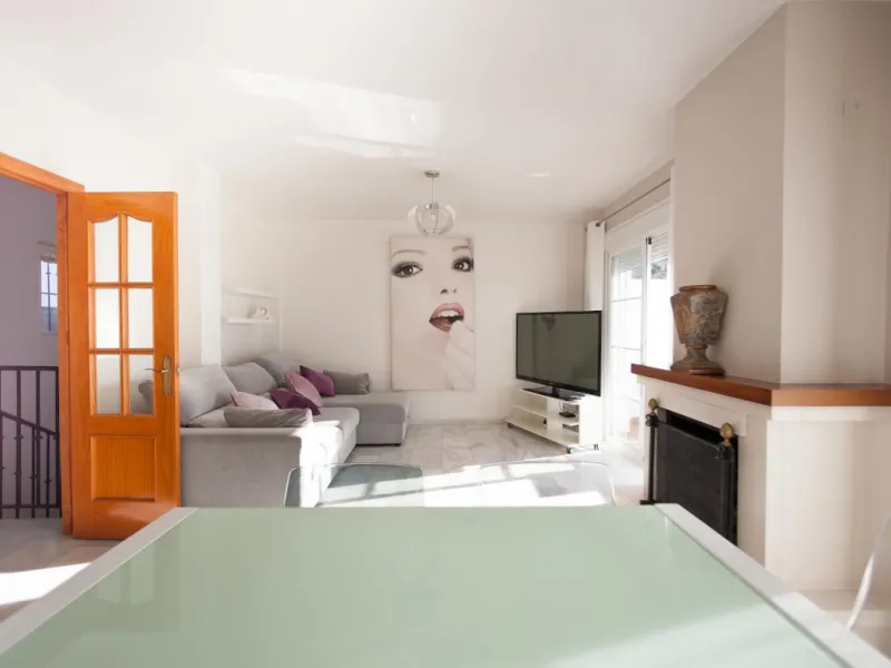 GREAT OPPORTUNITY! Bright and spacious house located in the sought after area of Puerto Blanquillo in Frigiliana, with un interrupted views over the valley towards Nerja and the Mediterranean Sea. The house is on a corner plot and has two independent entr